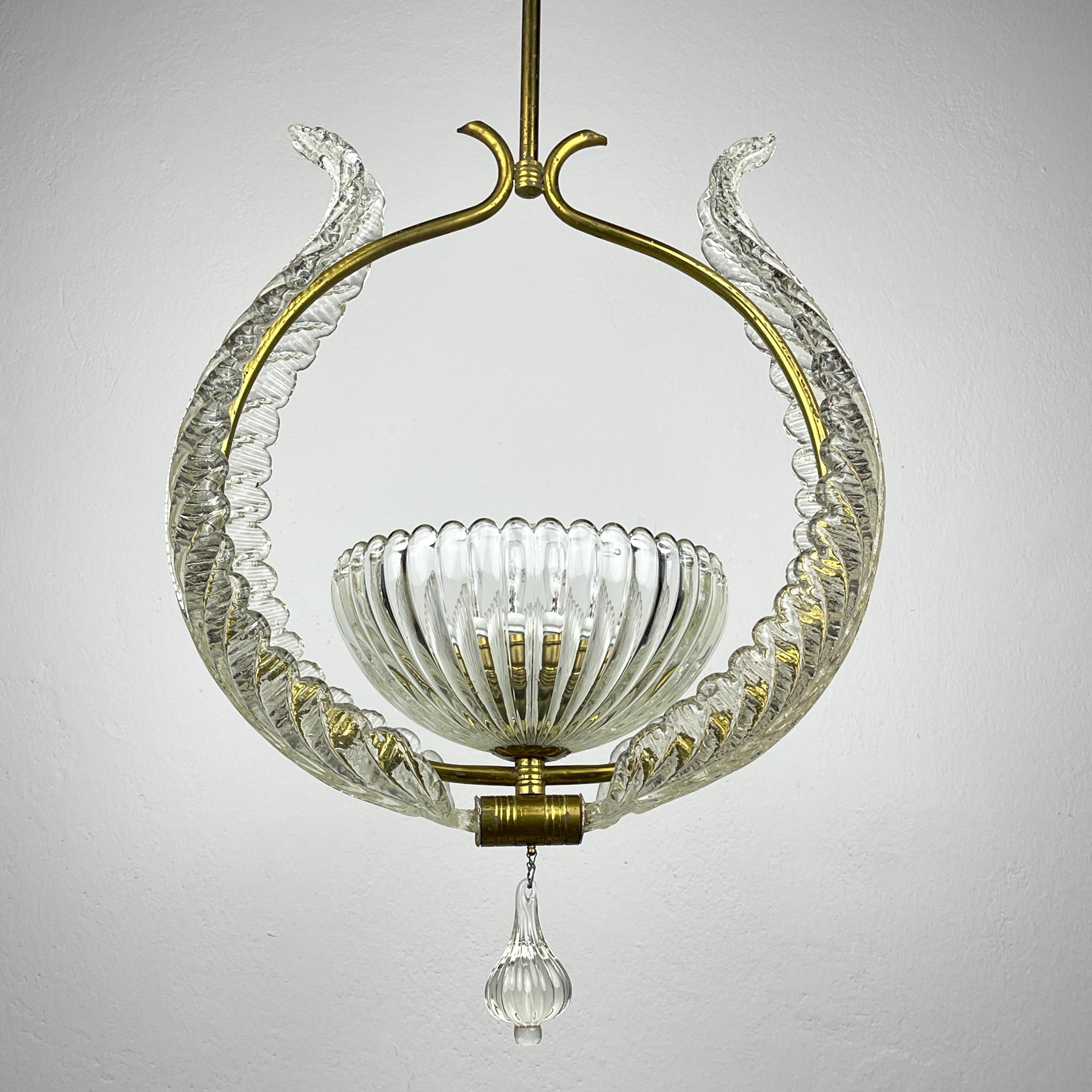 

Lampadario di Murano di Ercole Barovier Barovier&Toso realizzato in Italia negli anni '1930.
Fondata nel 1295 a Murano, in Italia, Barovier&Toso è una delle più antiche aziende familiari a livello globale. Originariamente fondata come Barrovier,