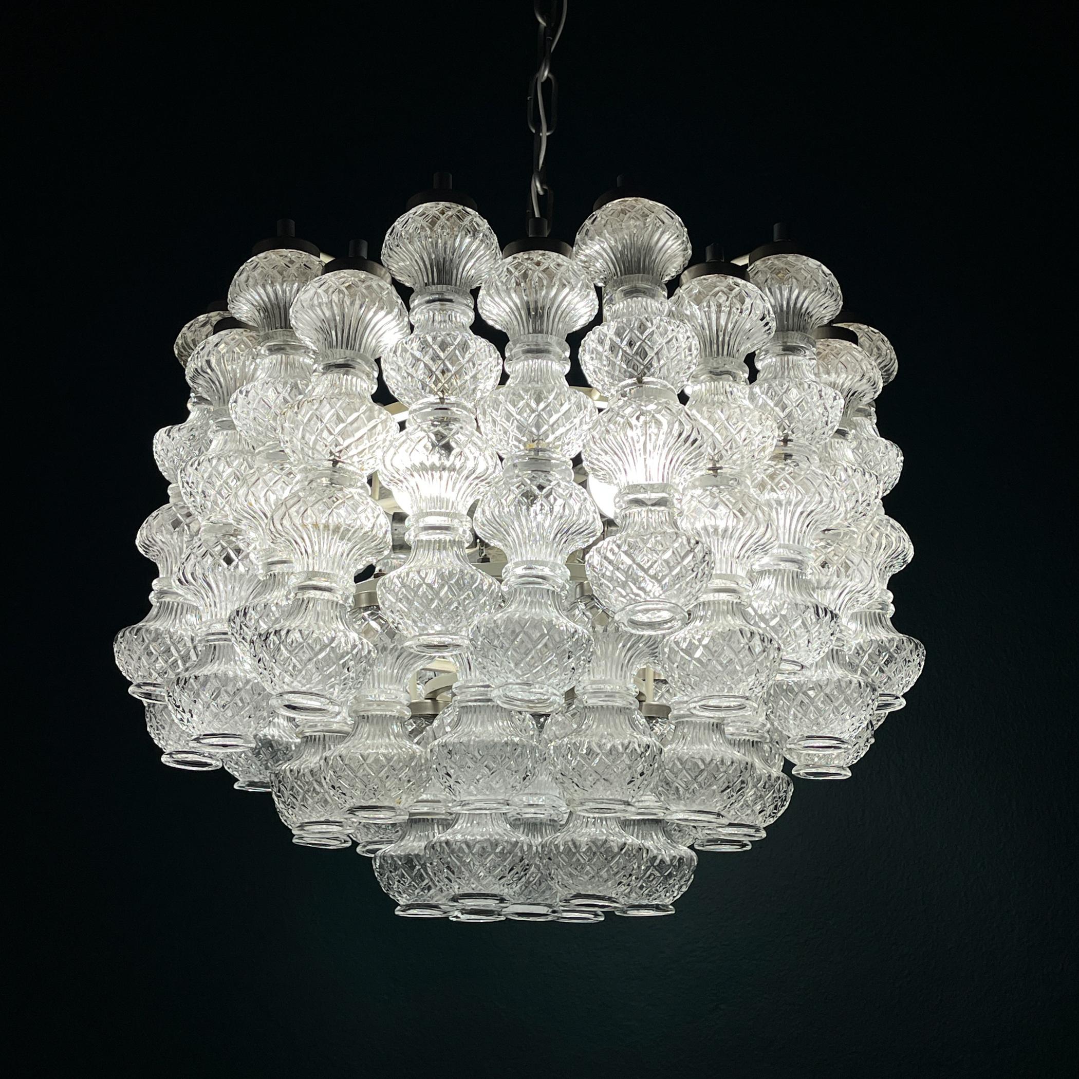 Exceptionnel lustre de Murano par Flavio Poli pour Seguso, fabriqué en Italie dans les années 1960.
Flavio Poli (1900-1984) était un artiste verrier italien célèbre pour son travail de pionnier avec la célèbre verrerie Seguso, dont il a été le