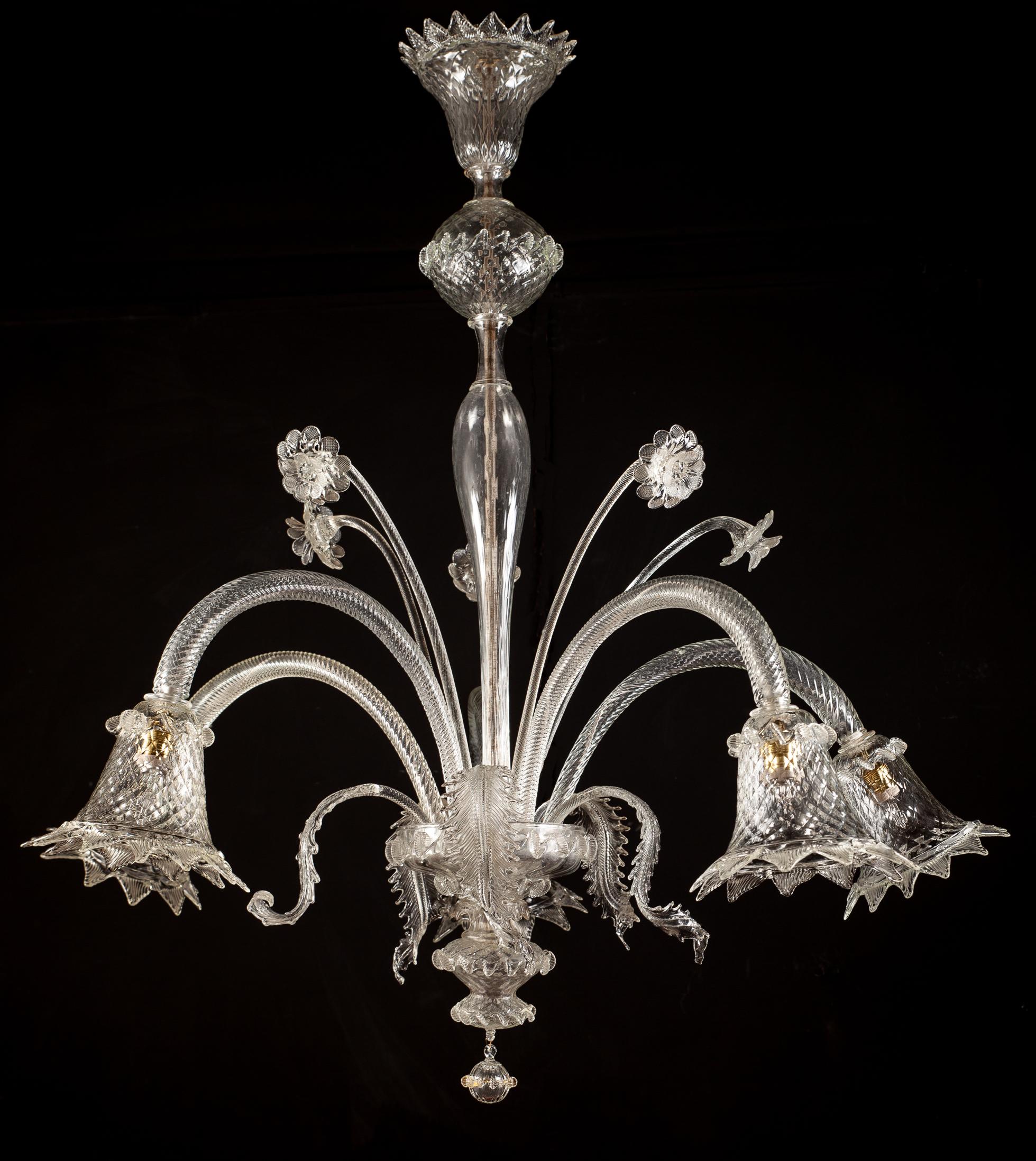 Elegant Murano five-light chandelier in transparent colors with sophisticated finishes . With a centered bulbous column issuing branches and delicately cut Murano glass flowers and leaves. Perfect vintage condition.
Five E27 light bulbs.