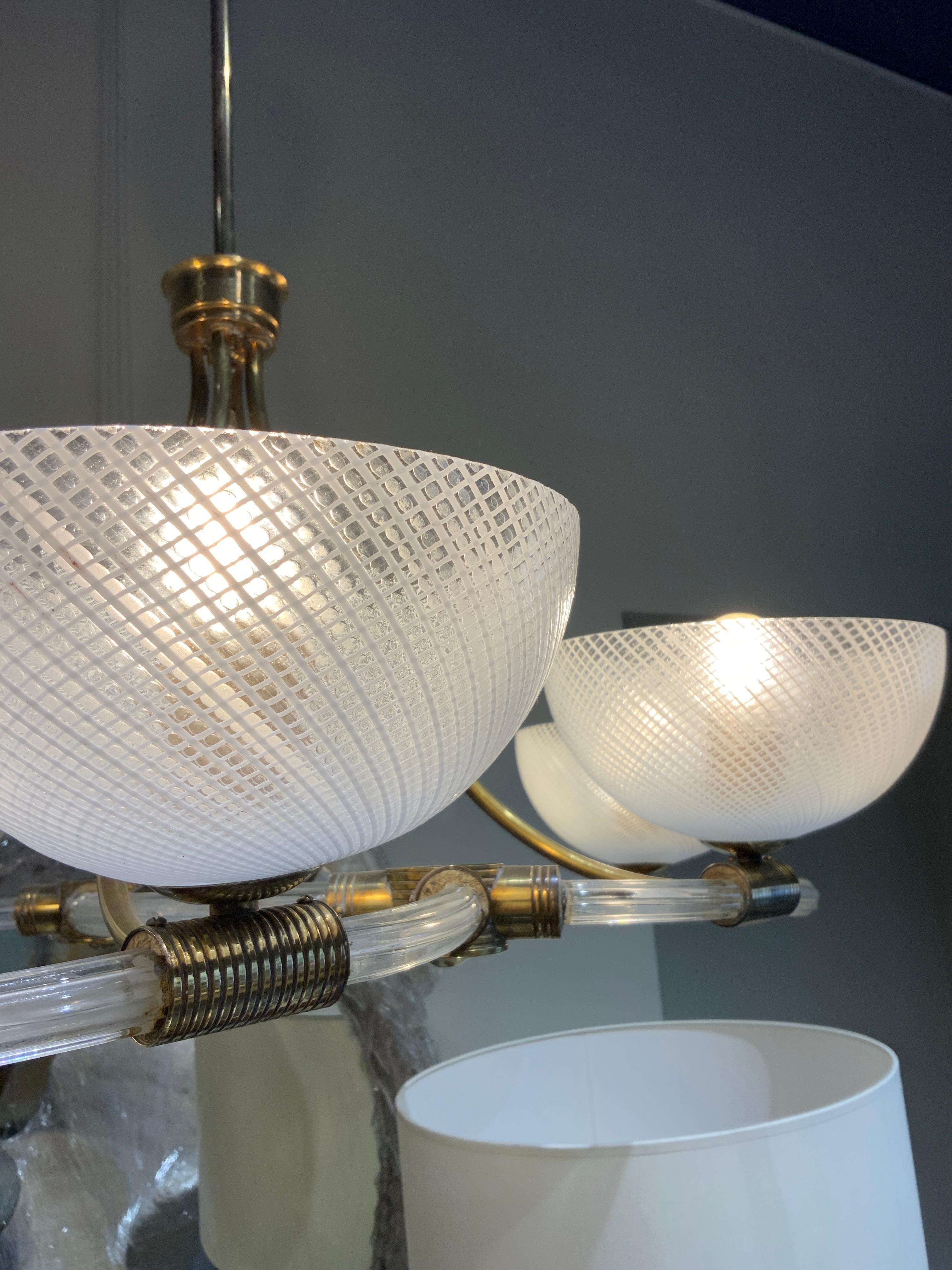 Elegant 6 arms chandelier, with brass details attributed to Seguso 
Made in Murano Venice circa 1940
Nice vintage condition 