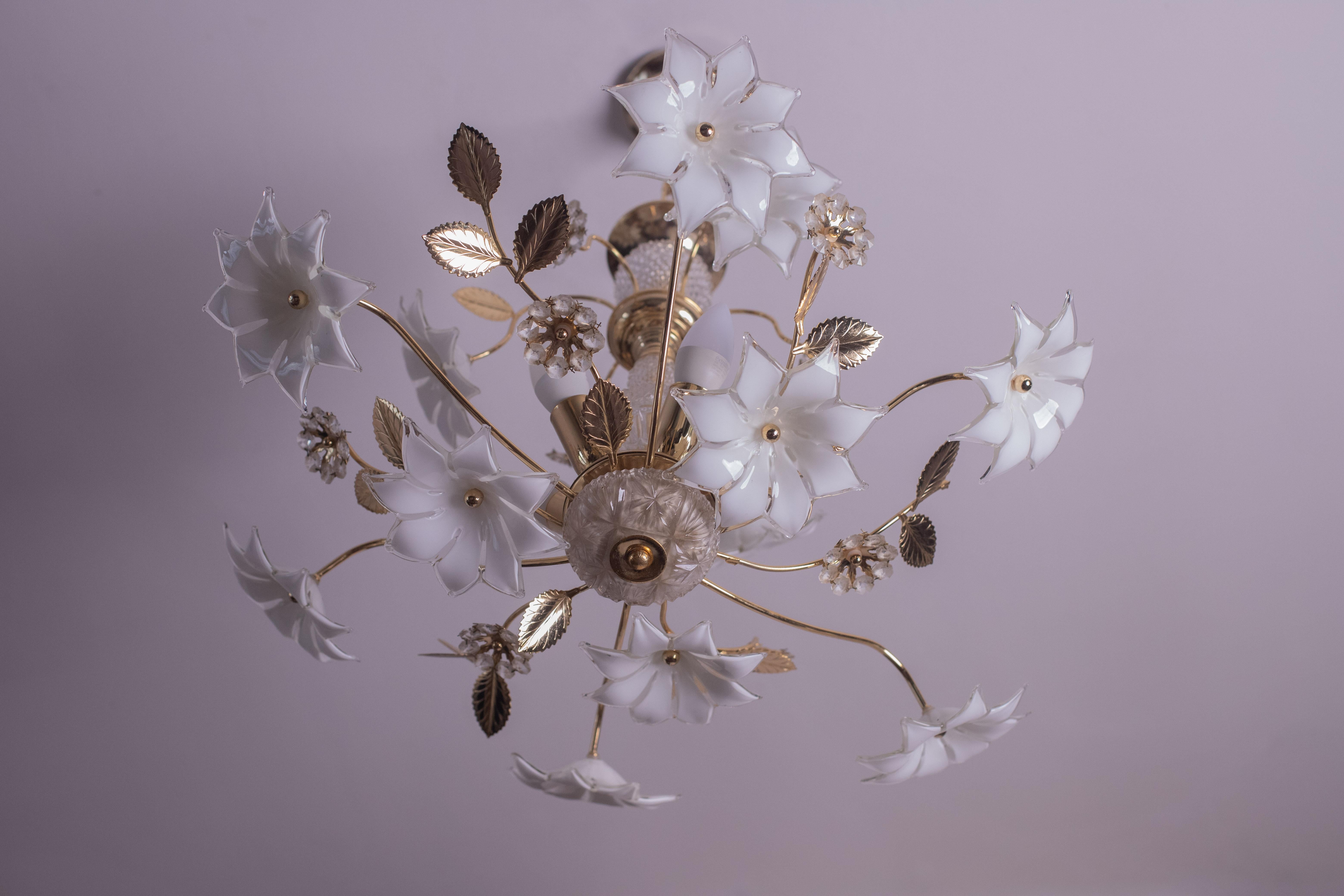 Murano Chandelier Crystal and White Flowers, 1980s For Sale 5