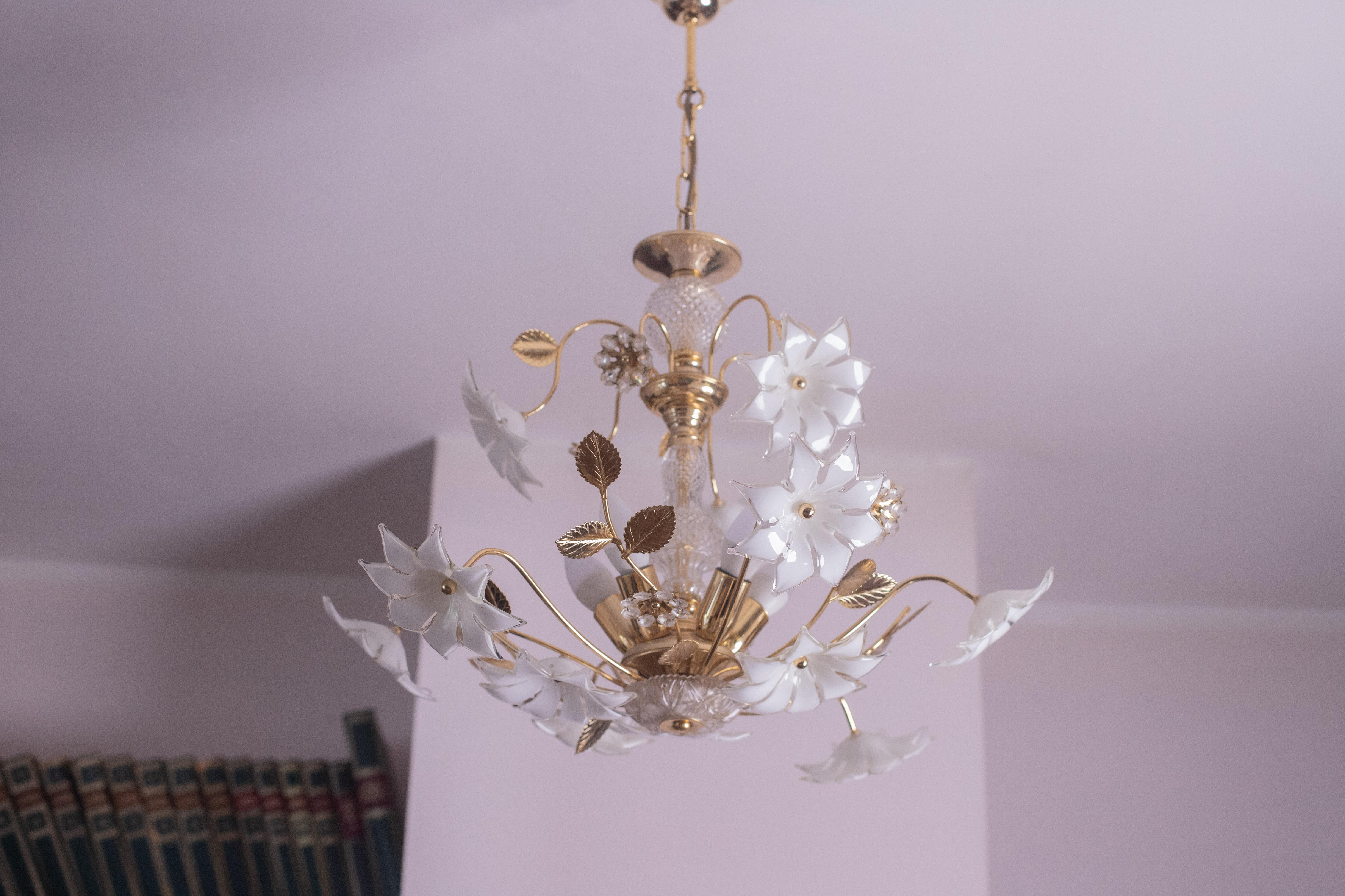 Murano Chandelier Crystal and White Flowers, 1980s For Sale 8
