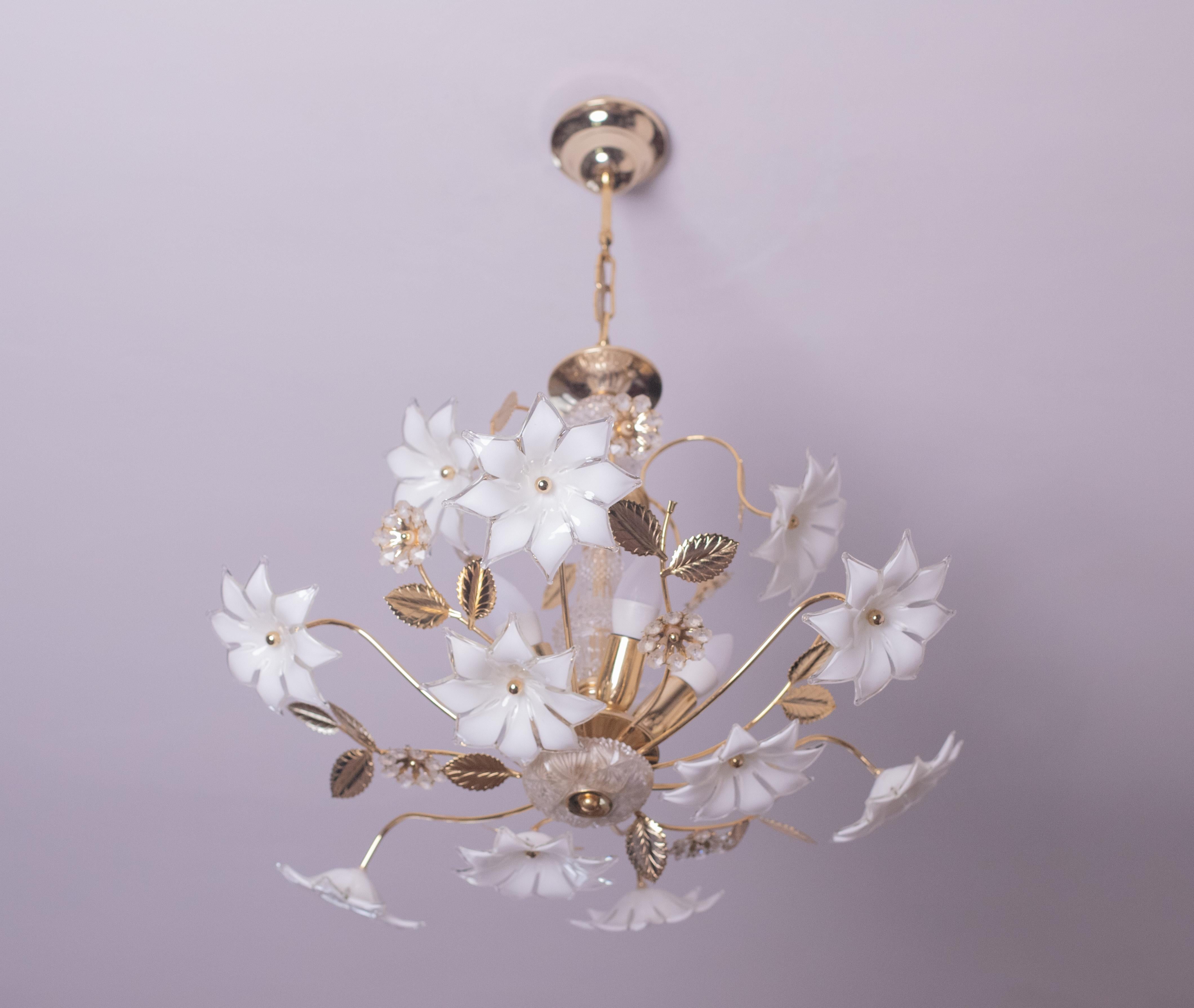 Murano Chandelier Crystal and White Flowers, 1980s In Good Condition For Sale In Roma, IT