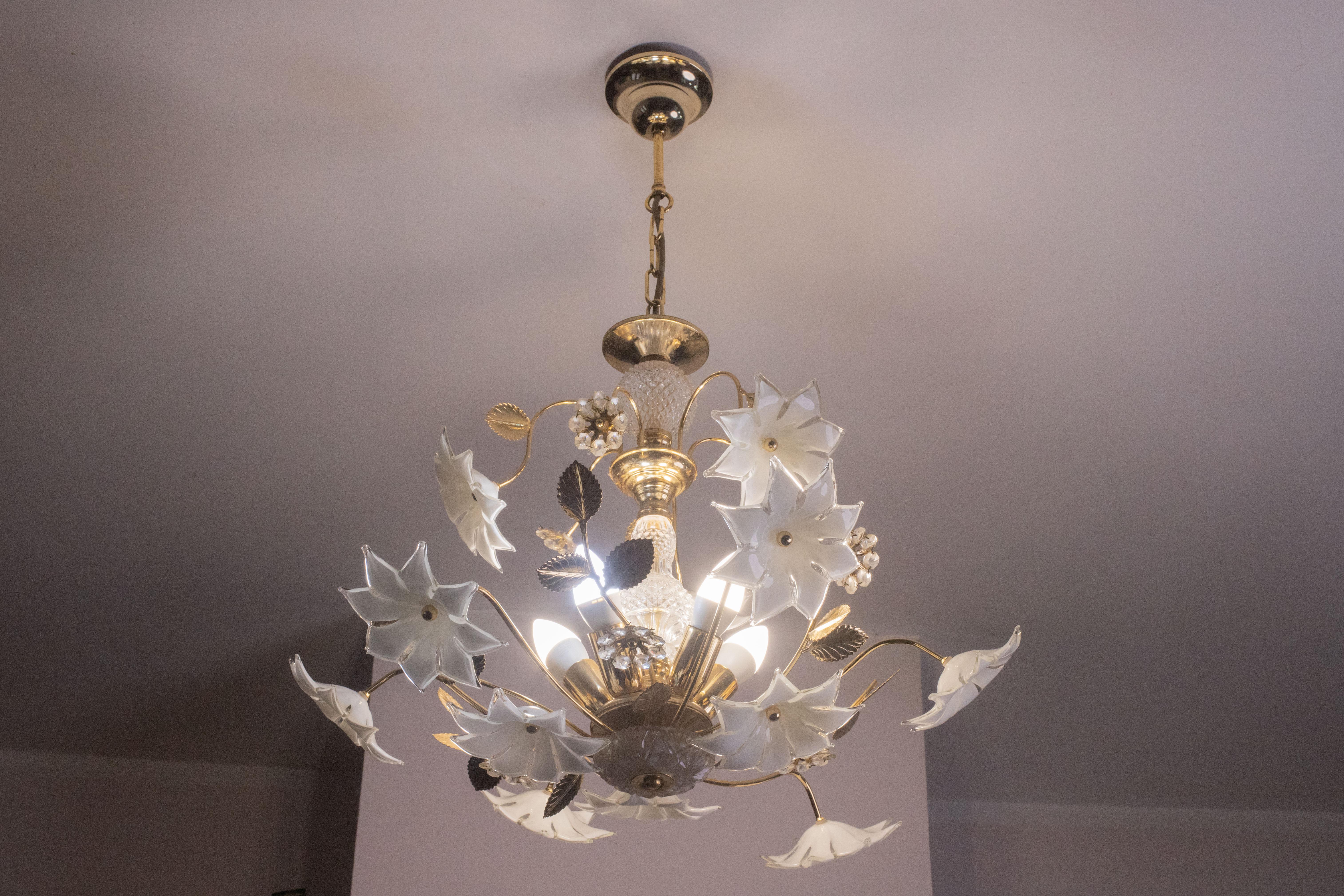 Late 20th Century Murano Chandelier Crystal and White Flowers, 1980s For Sale