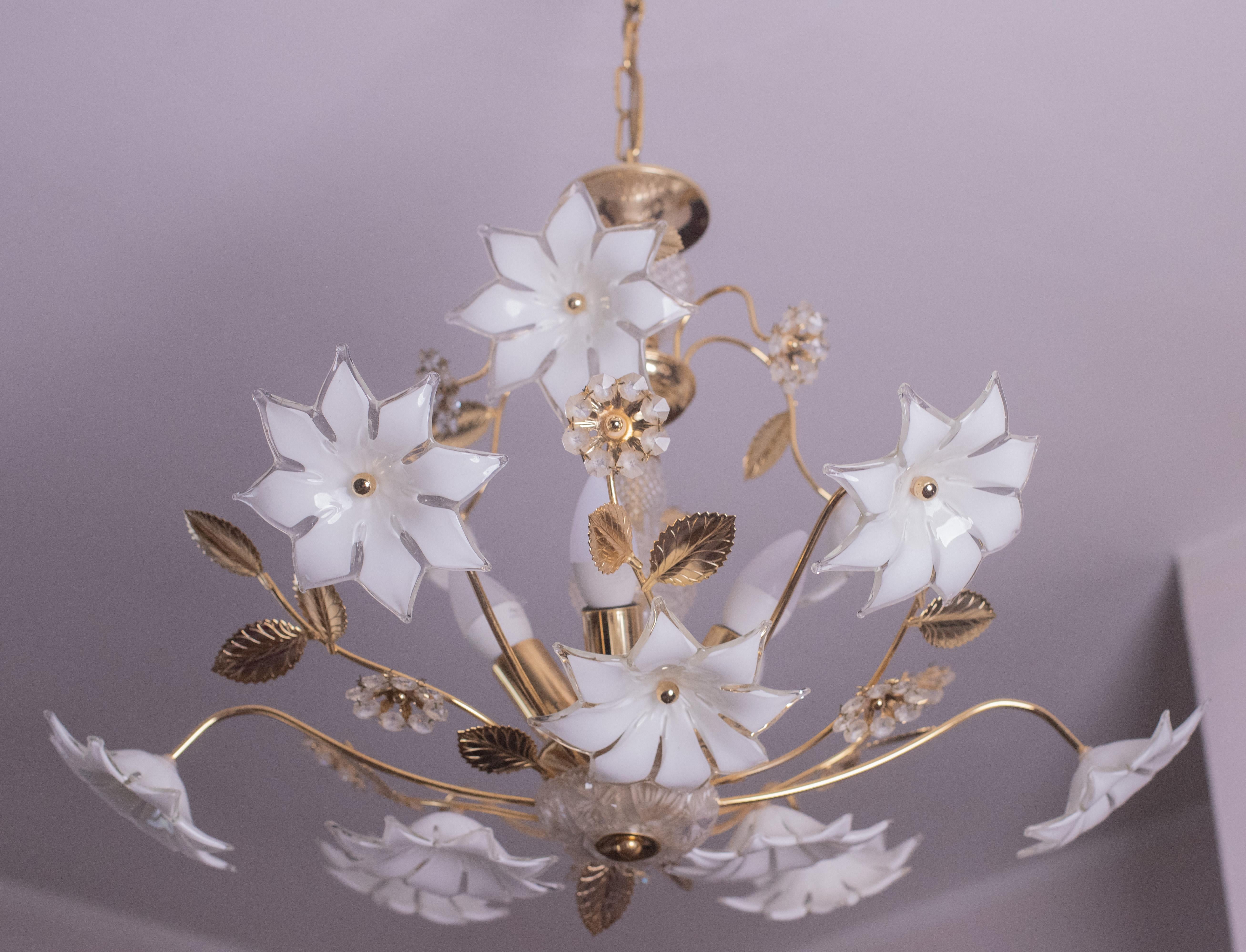 Murano Chandelier Crystal and White Flowers, 1980s For Sale 3