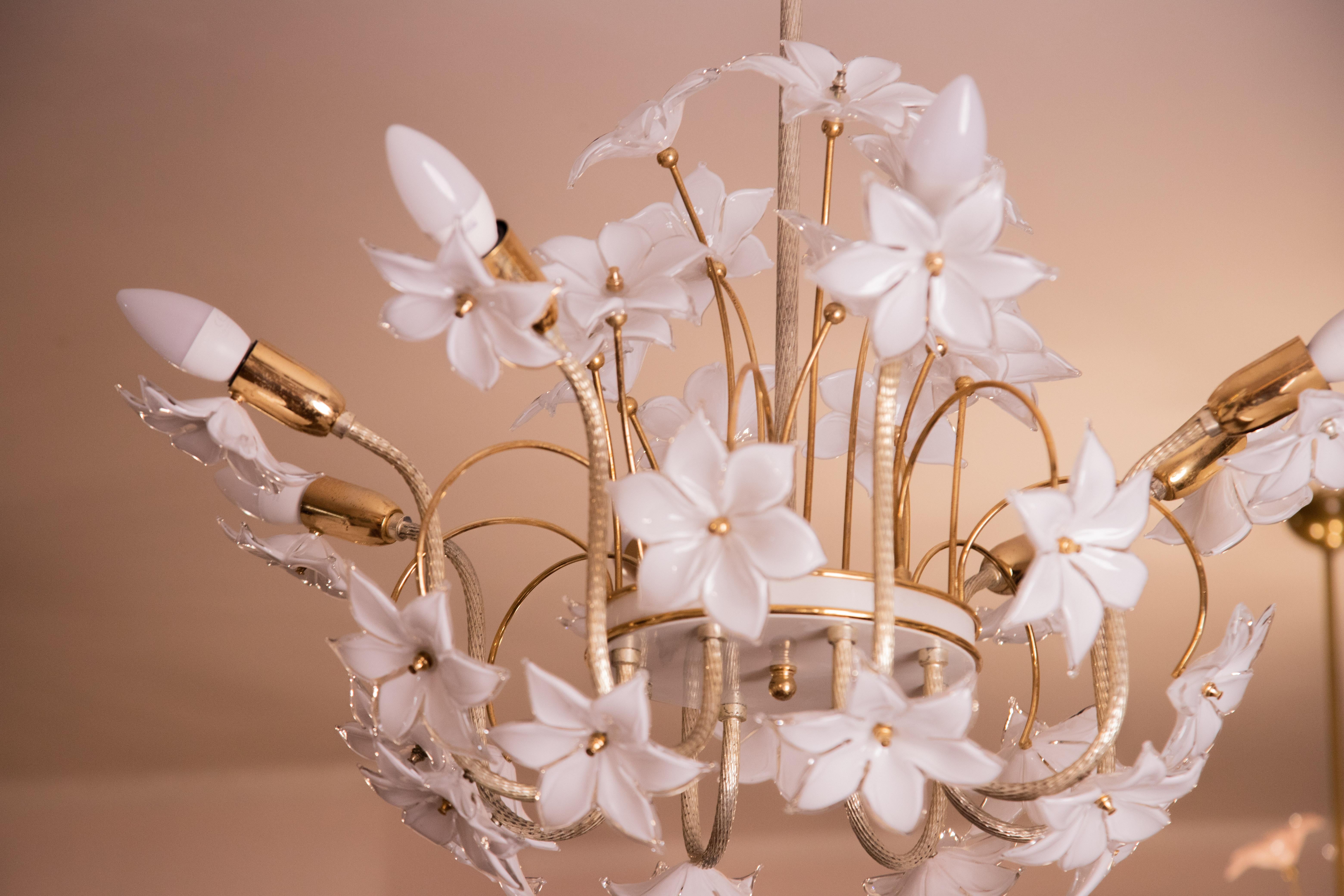 Vintage Murano glass chandelier full of white flowers.
The chandelier has 8 light points with E14 connection.
The structure is in gold bath and some signs of time are visible, giving it a certain beauty.
The height of the chandelier is 90 cm, the