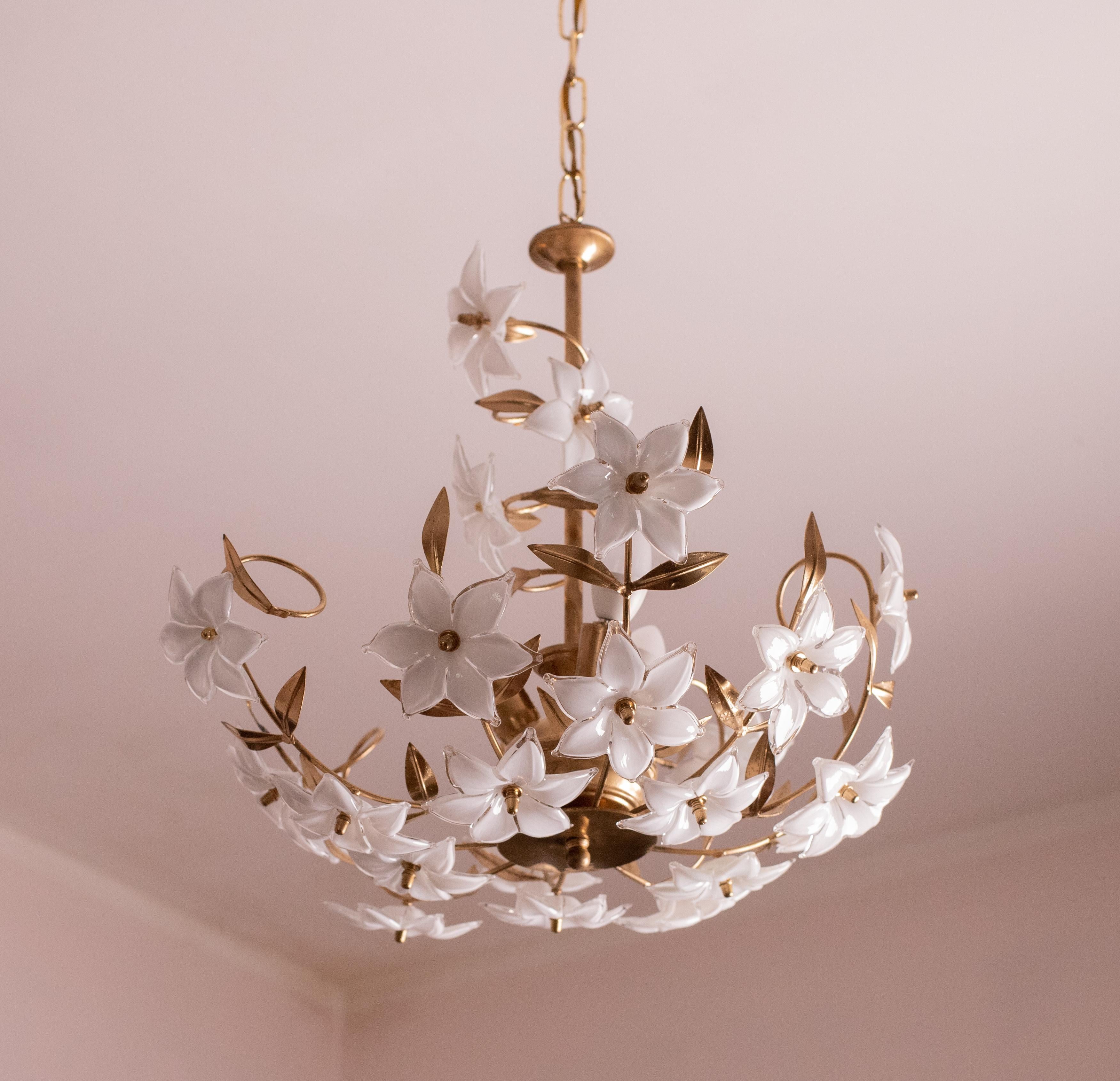 Vintage Murano glass chandelier full of white flowers.
The chandelier has 3 light points with E14 connection.
The structure is in gold bath and some signs of time are visible, giving it a certain beauty, has been restored with a gold spatter