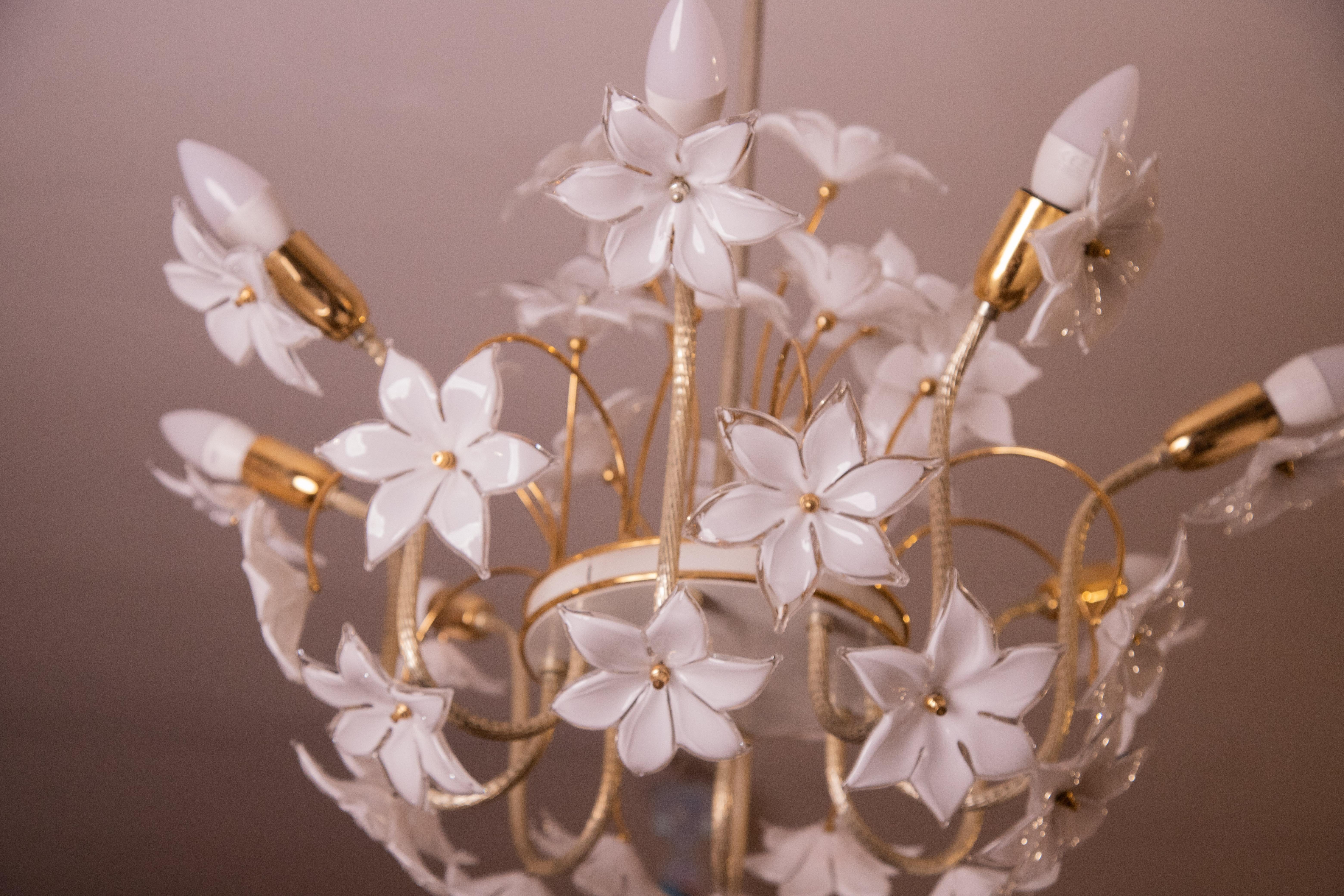 Murano chandelier full of white flowers, 1970s In Good Condition In Roma, IT