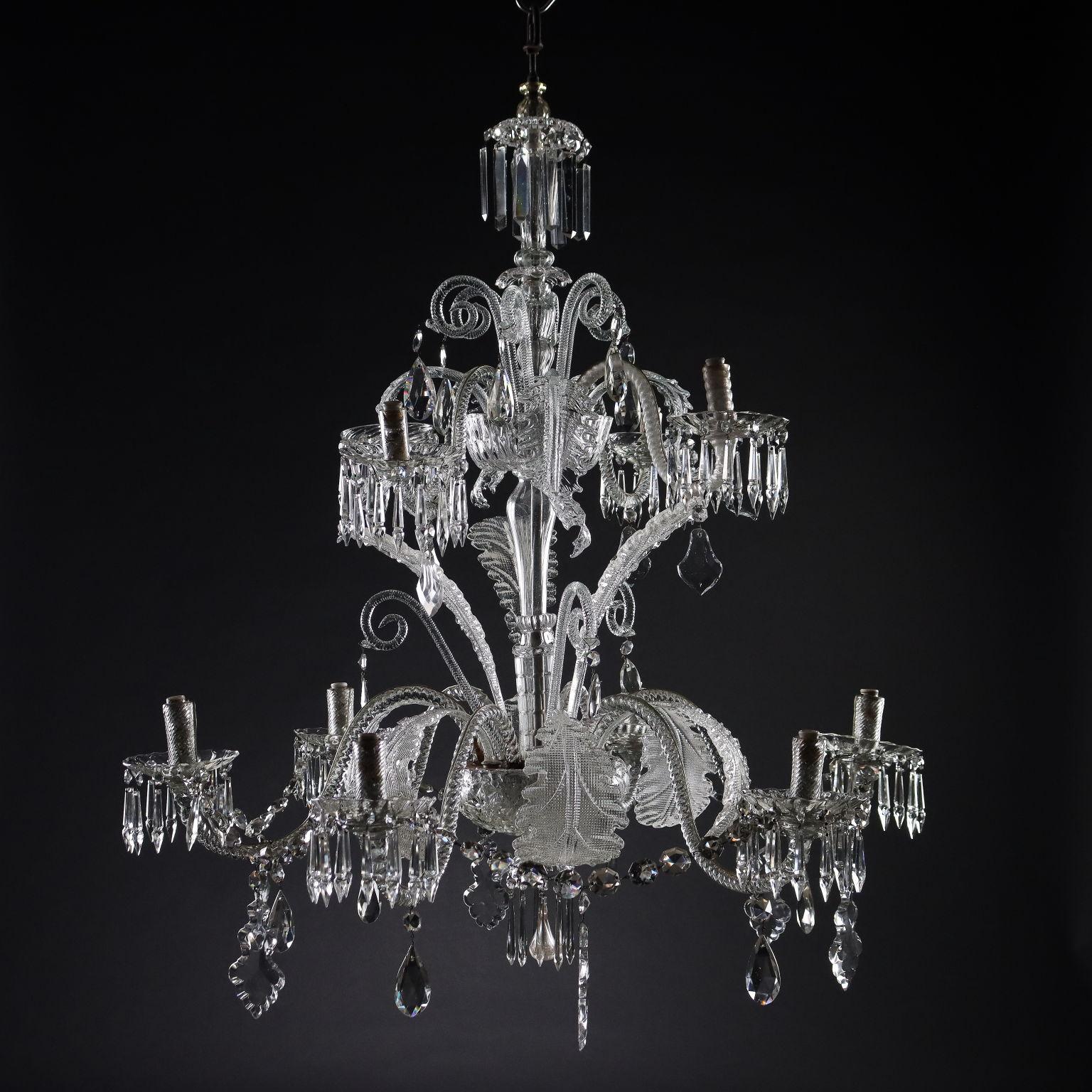Murano chandelier in blown glass with 10 lights from the mid-19th century, completed with more recent parts. Glass necklaces and pendants. Breaks and failures.