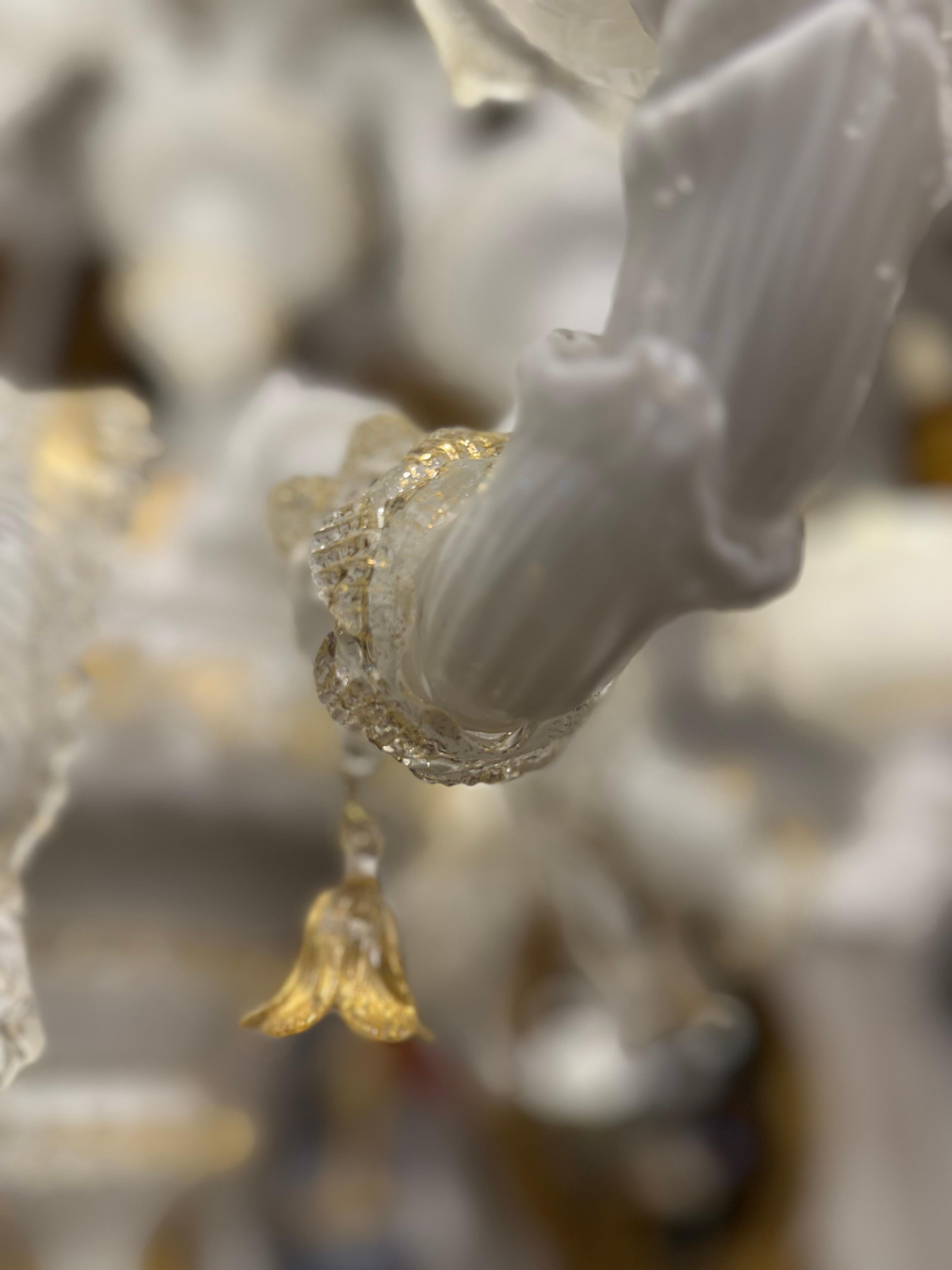Murano-Kronleuchter aus mattiertem Weiß und Gold  (Geblasenes Glas) im Angebot