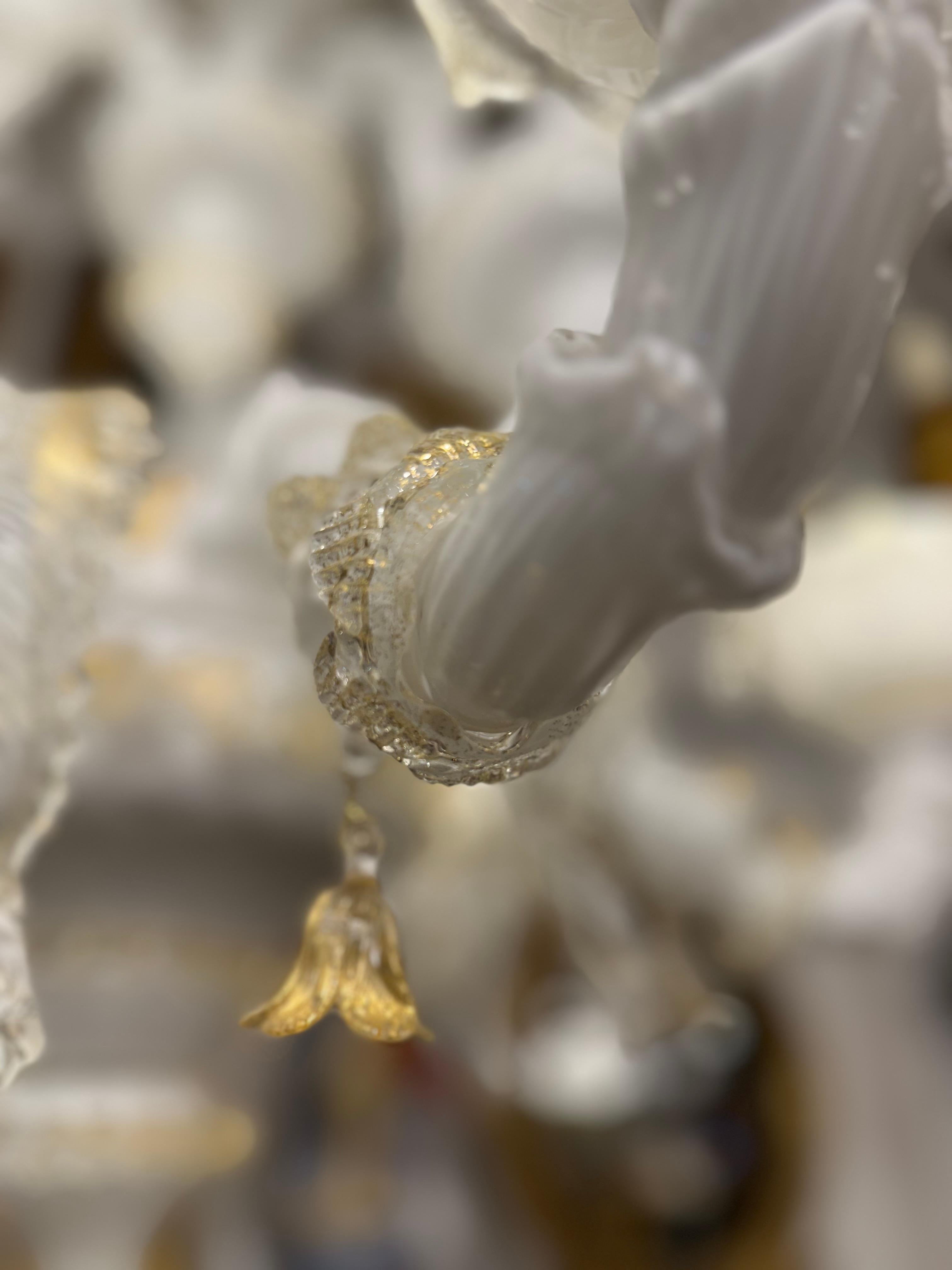 Vetro soffiato Lampadario Murano in bianco smerigliato e oro in vendita