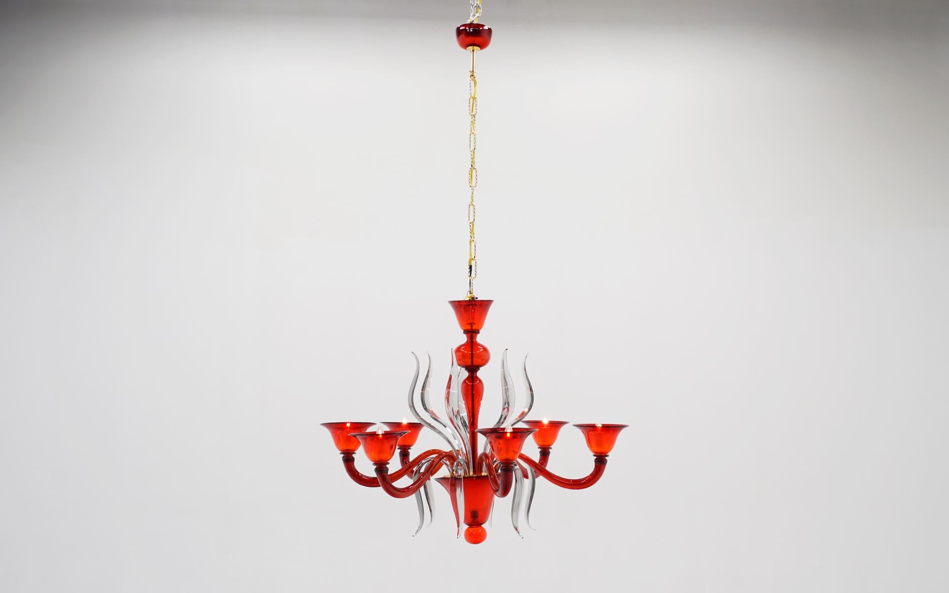 Eccezionale lampadario vintage in vetro soffiato di Murano a sei luci in vetro artistico rosso e trasparente. I pezzi di vetro trasparente si inseriscono semplicemente al centro e i paralumi sono rimovibili per la spedizione. Conserva anche il