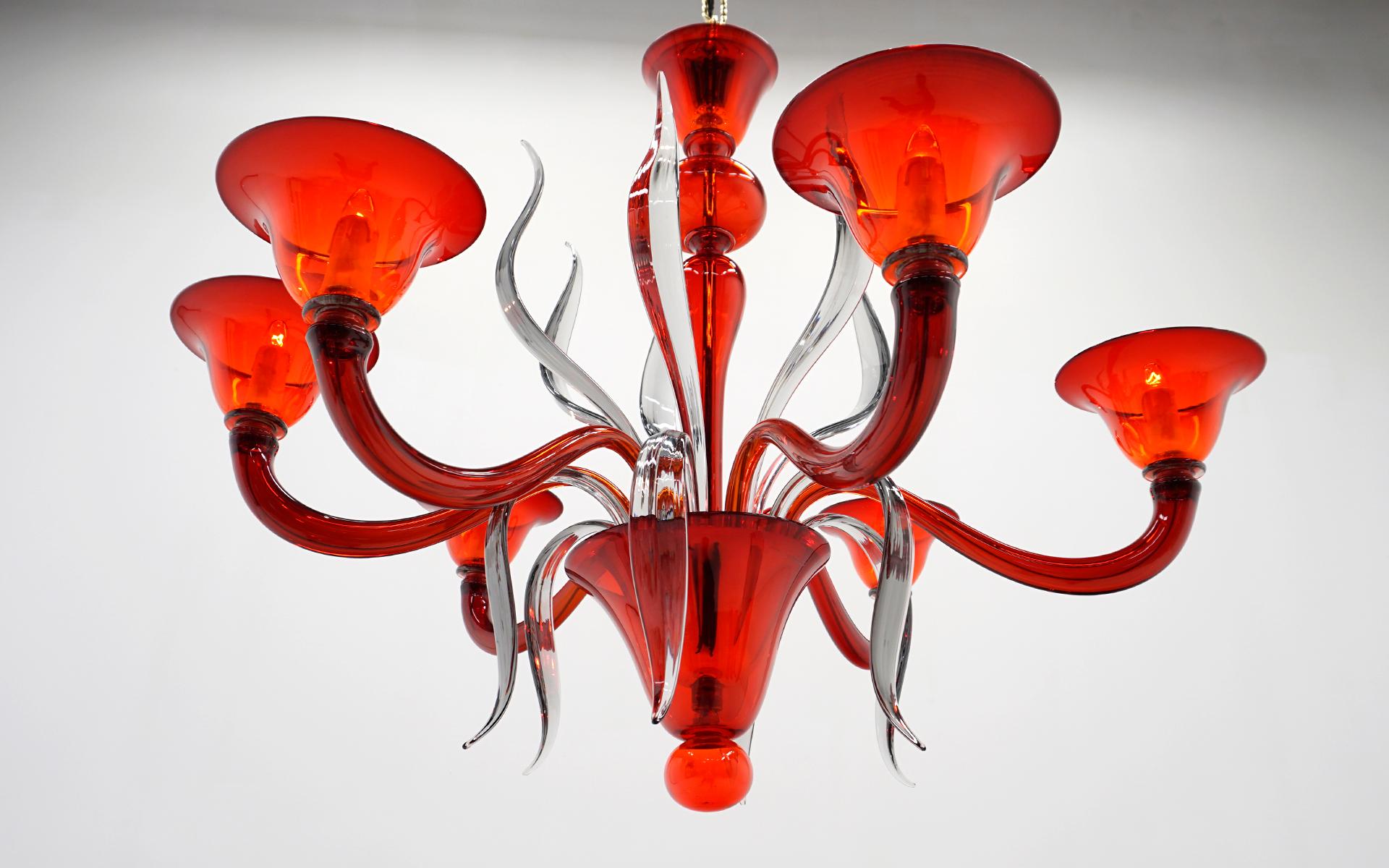 italien Lustre de Murano en verre d'art rouge et transparent avec baldaquin en verre d'origine en vente