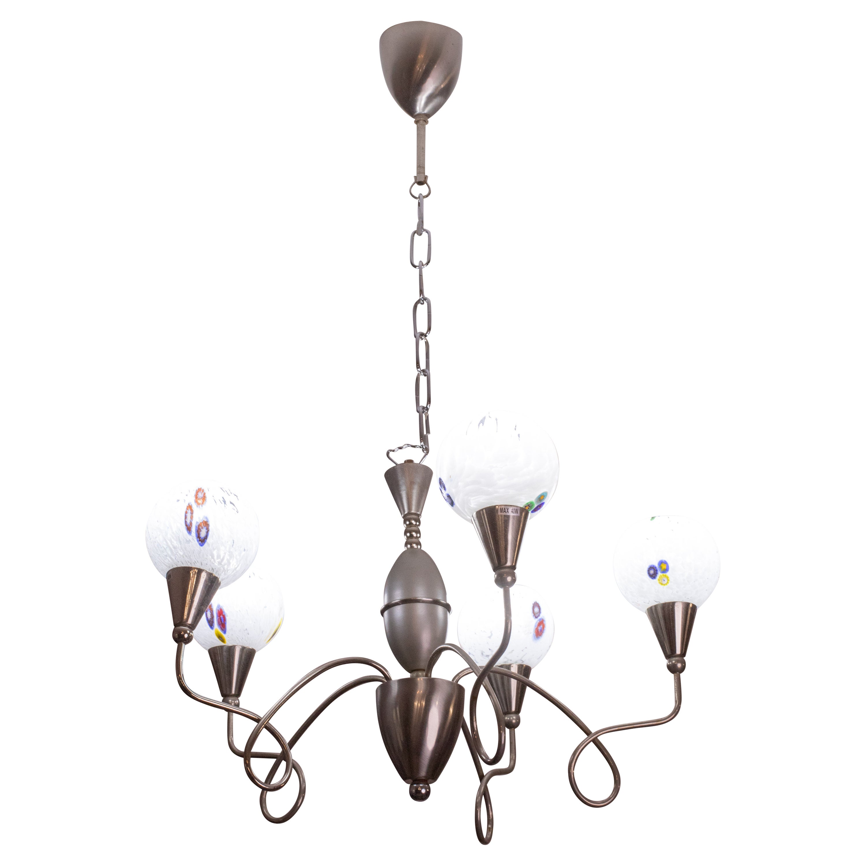 Stupendo lampadario La Murrina Murano con 5 punti luce.
La struttura del lampadario è in argento nichelato e i portalampada sono ricoperti da 5 bellissime coppe di vetro dipinte a mano, tutte con immagini diverse tra loro, una tecnica tipica dei