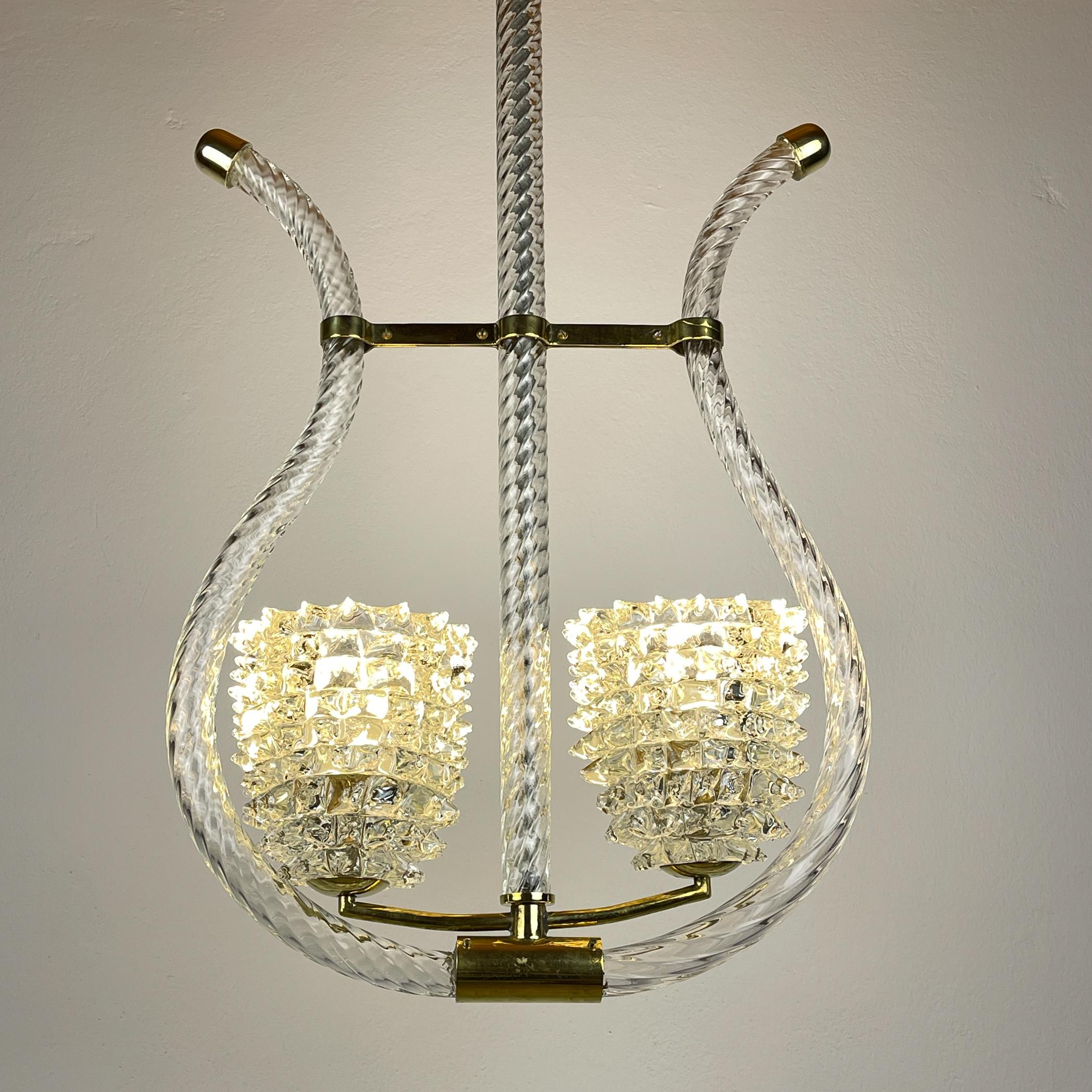 Lustre de Murano par Ercolier Barovier & Toso fabriqué en Italie dans les années 1940.
Fondée en 1295 à Murano, en Italie, Barovier&Toso est l'une des plus anciennes entreprises familiales au monde. Fondée à l'origine sous le nom de Barrovier,
