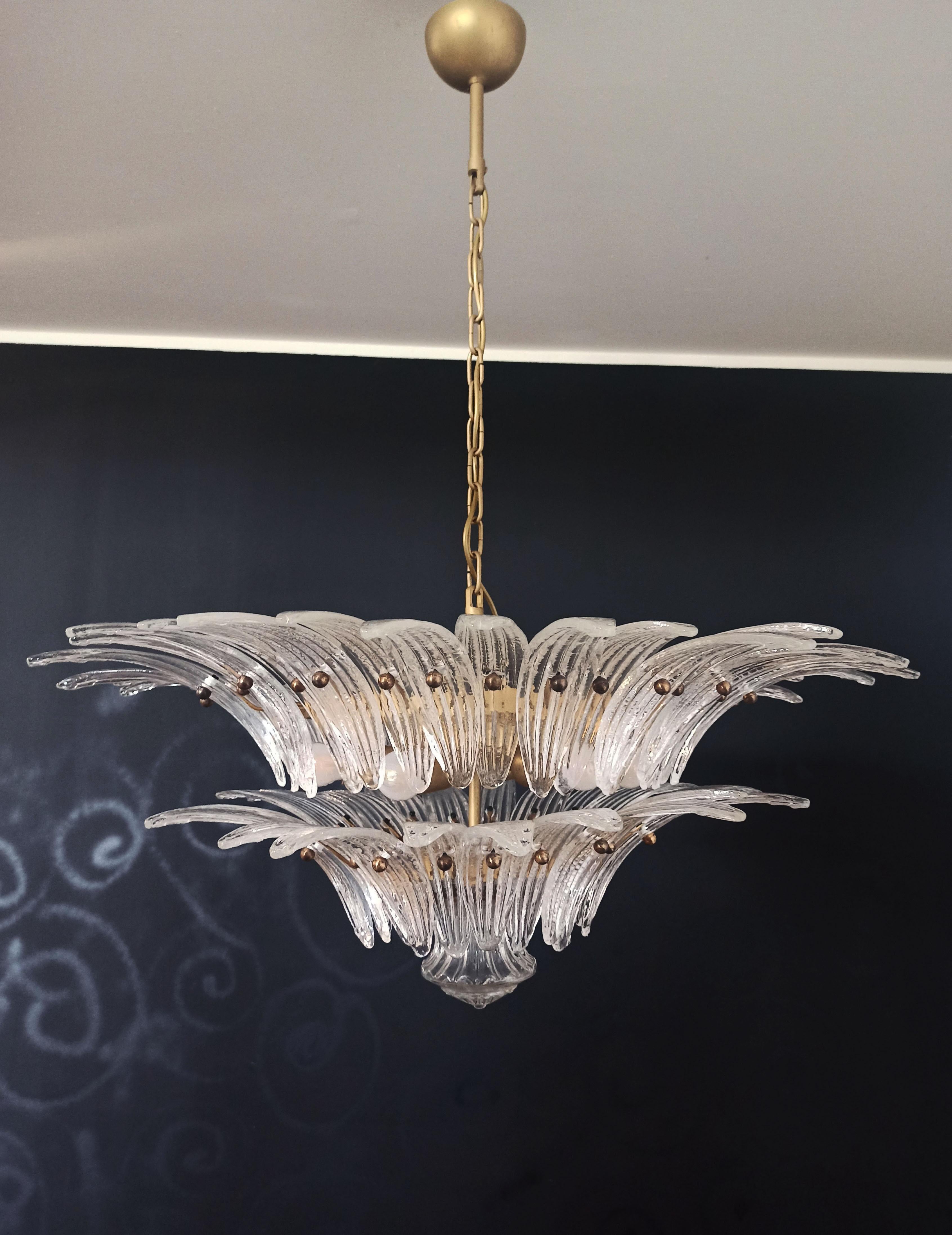 Luxury and genuine murano glass chandelier. Hand made in murano. It made by 58 Murano crystal glasses in a gold metal frame. The chandelier has also a Murano glass ball in the end of the lamp. Murano blown glass in a traditional way.
Period: 1970's