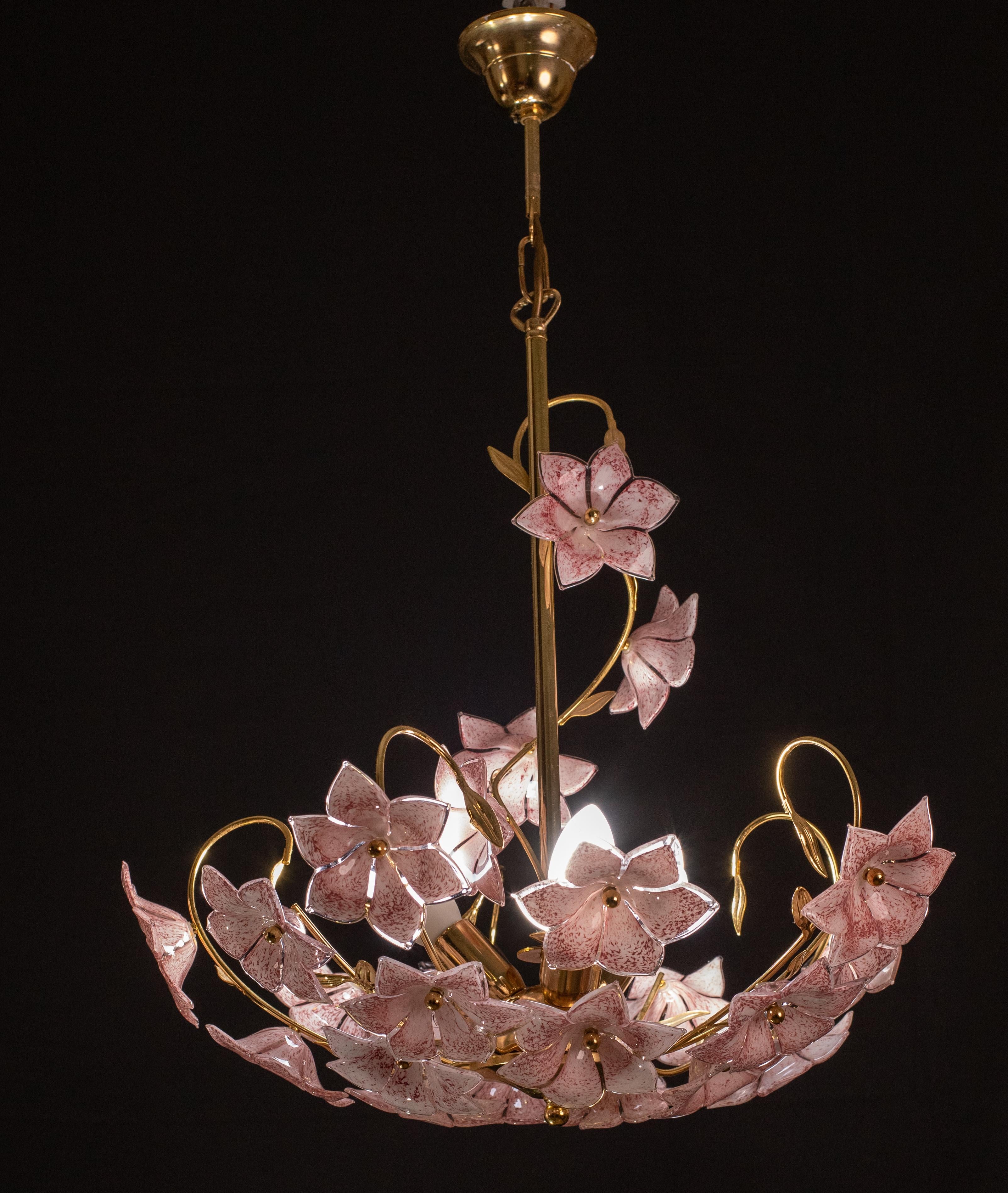 Lustre vintage en verre de Murano rempli de fleurs roses en verre de Murano.
Le lustre a 3 points lumineux avec une douille E14, possibilité de recâblage pour les normes américaines.
Le cadre est en bain d'or en bon état vintage.
La hauteur du