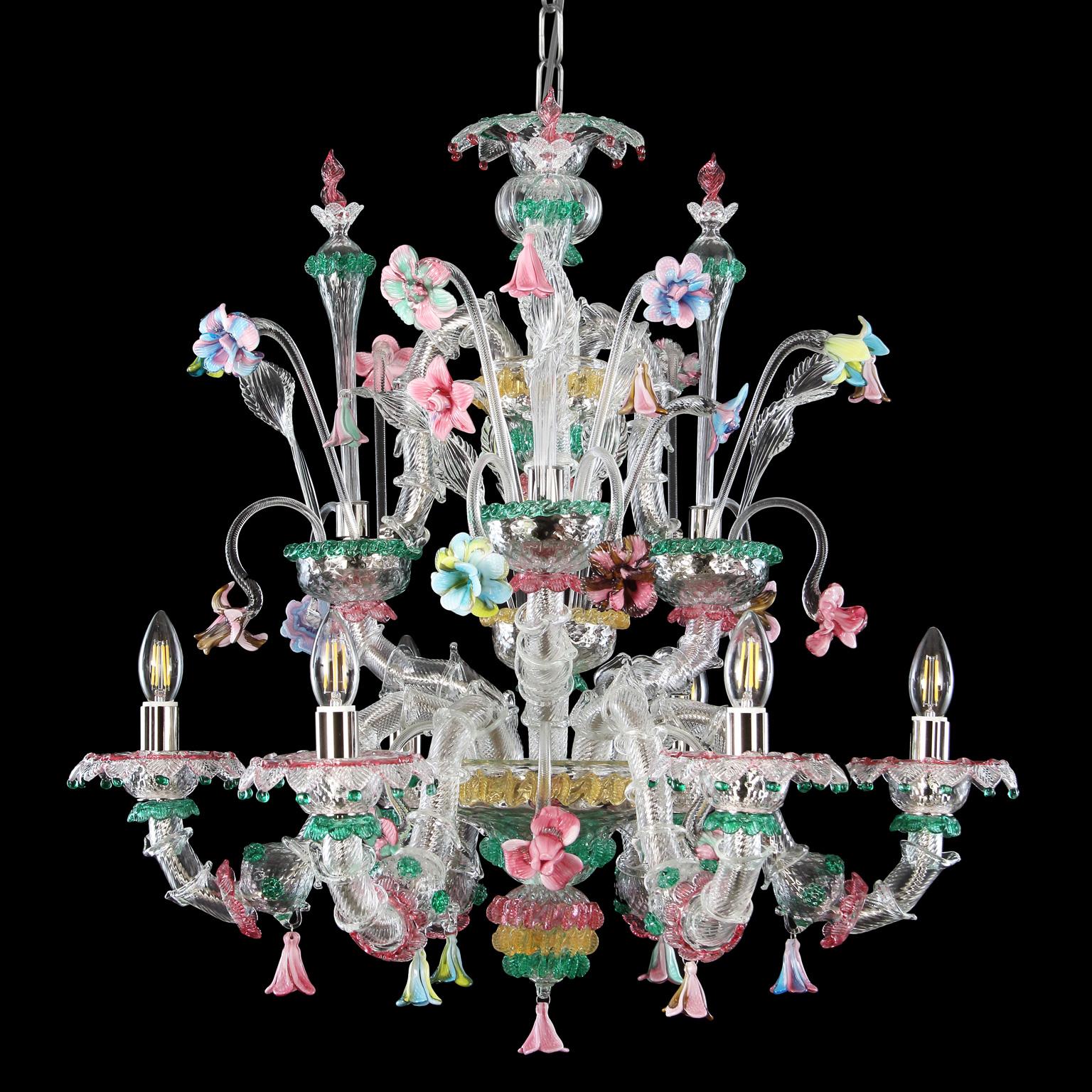 Rezzonico 6-armiger Kronleuchter aus Murano-Kristallglas, reich an mehrfarbigen Details mit einer Dominanz der grünen Farbe, von Multiforme.
Dieser künstlerische Kronleuchter aus Glas ist ein elegantes und zartes Beleuchtungsobjekt, das in