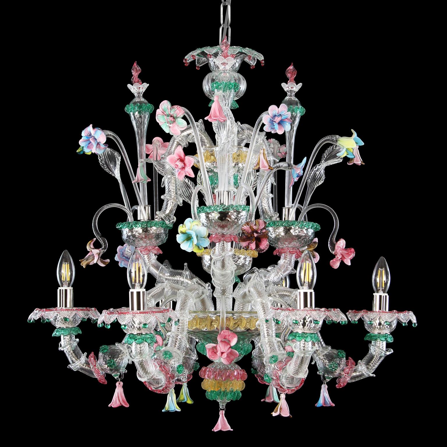 Lampadario Rezzonico a 6 bracci, in cristallo di Murano, ricco di dettagli multicolore con una predominanza del colore verde particolare di Multiforme.
Questo lampadario artistico in vetro è un'opera di illuminazione elegante e delicata, colorata