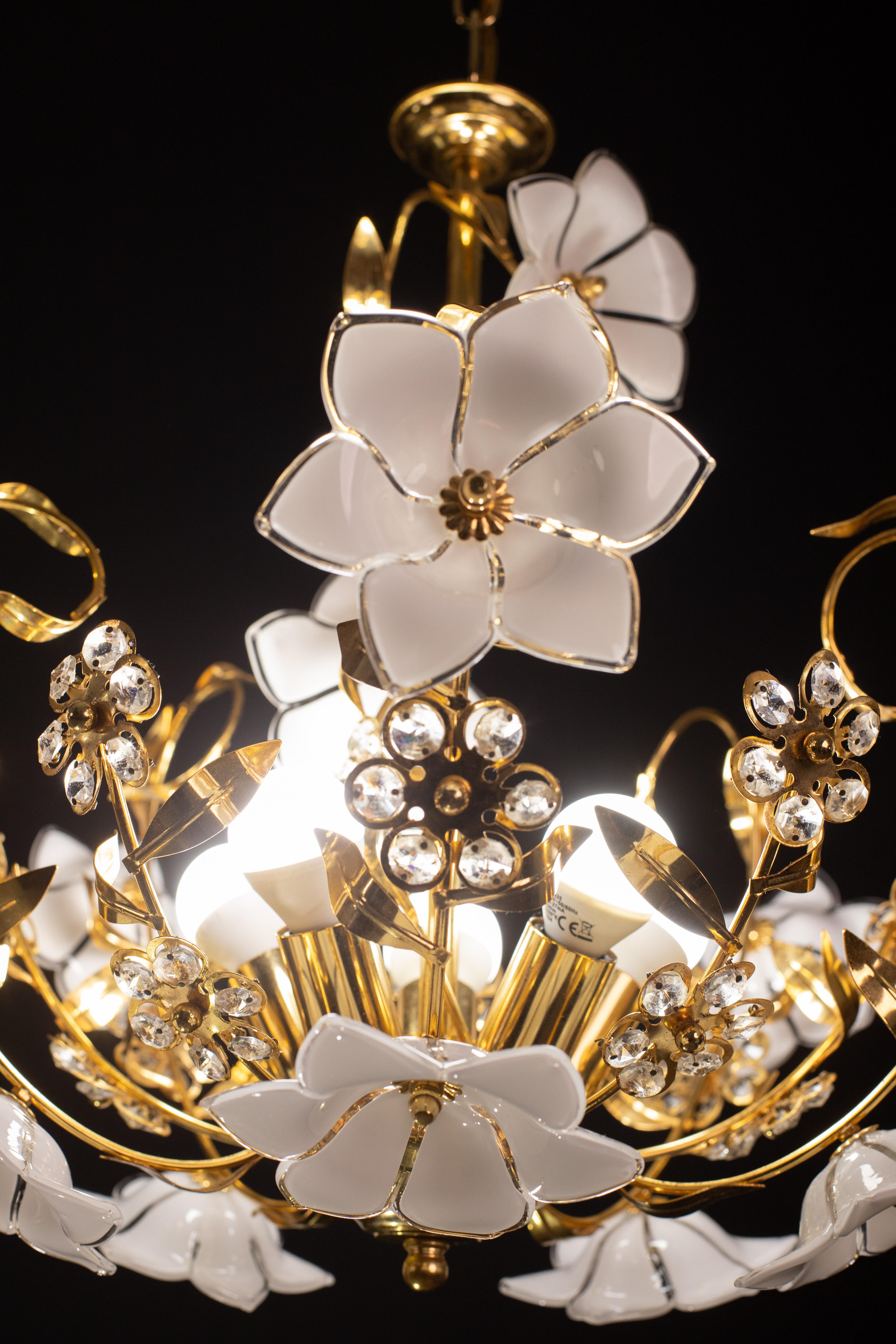 Murano Chandelier White Flowers, 1970 For Sale 5