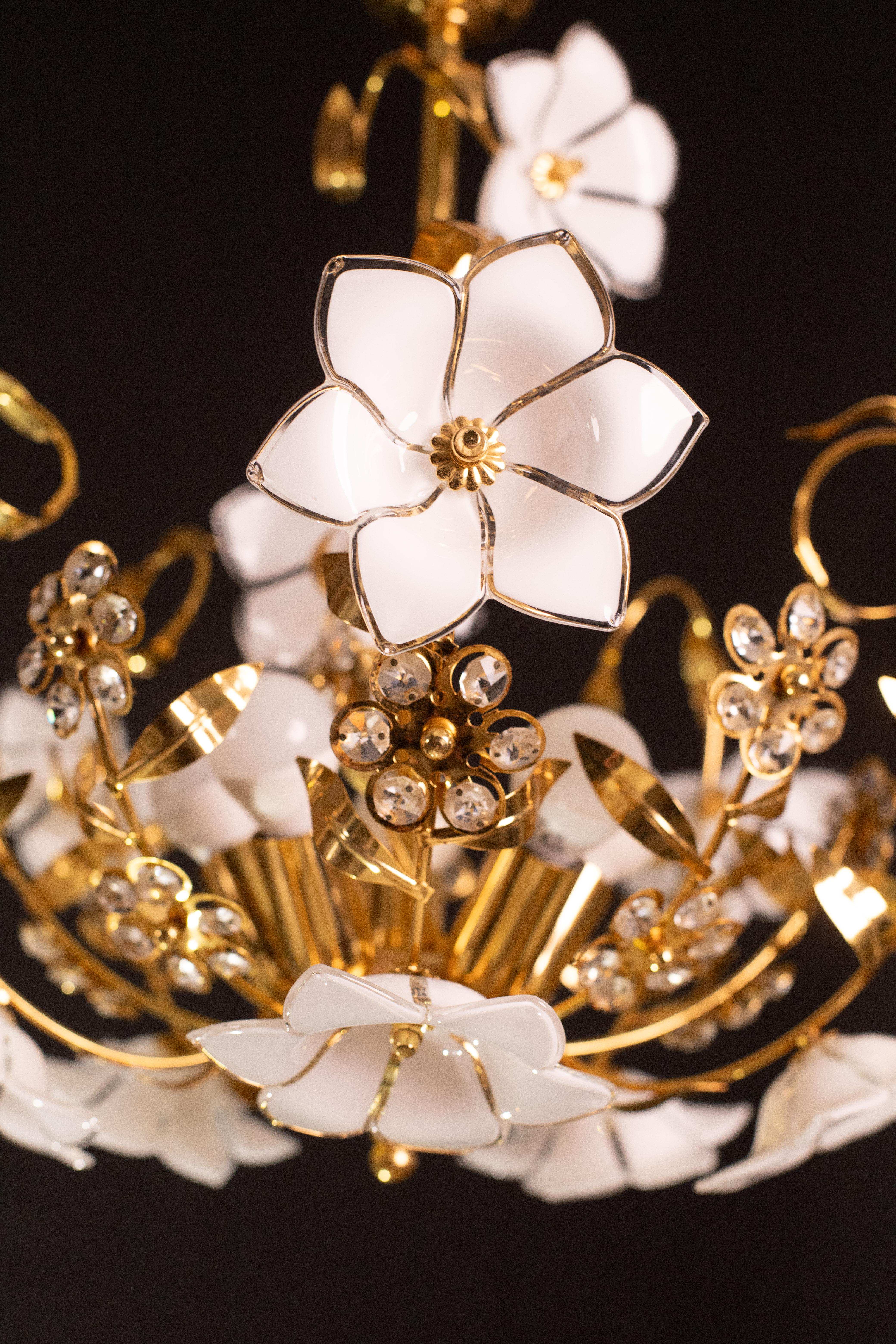 Murano Chandelier White Flowers, 1970 For Sale 6