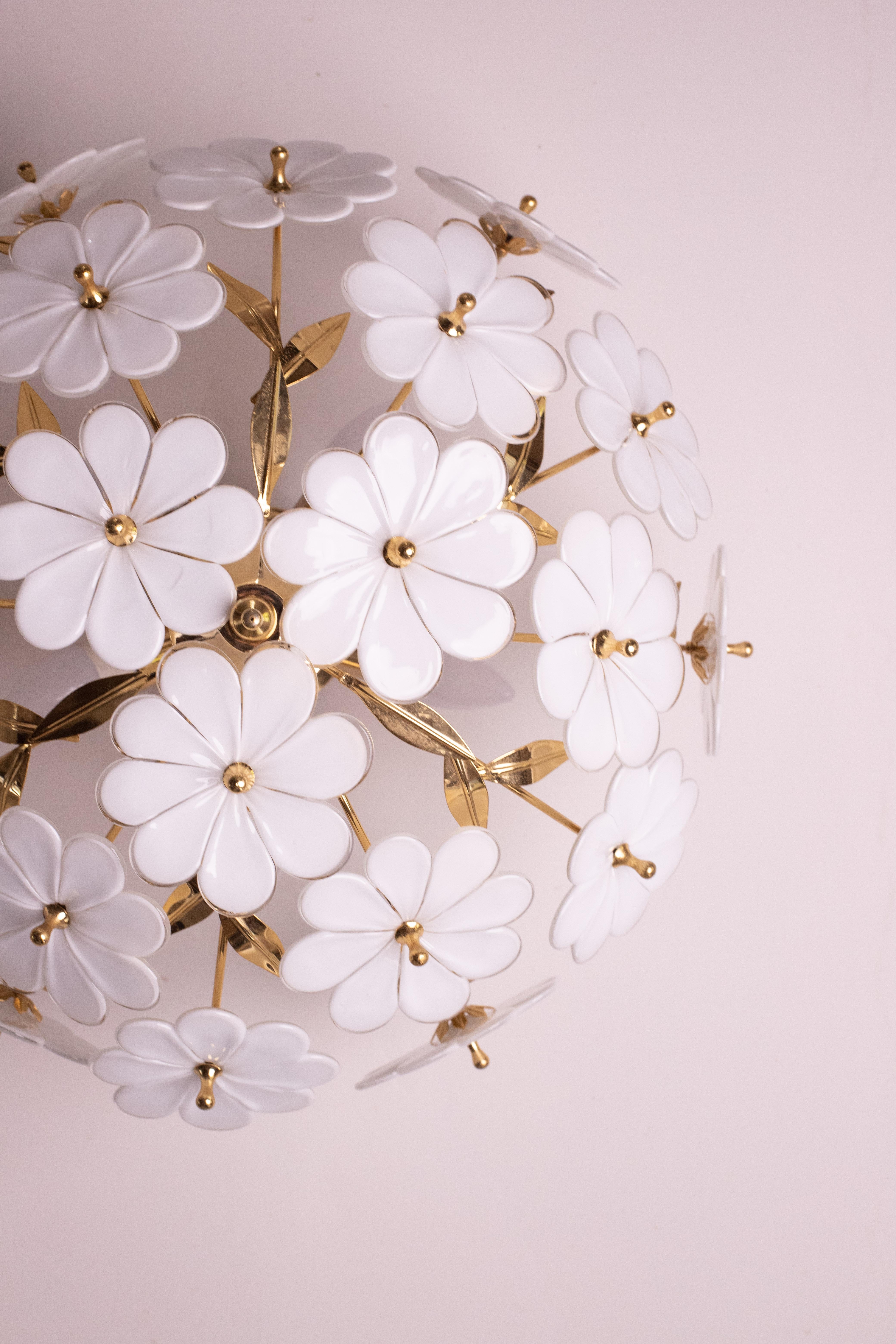 Vintage Murano glass chandelier full of white flowers.
The chandelier has 5 light points with E14 connection.
The structure is in gold bath in good vintage condition.
The height of the chandelier is 30 cm, the diameter is 55.