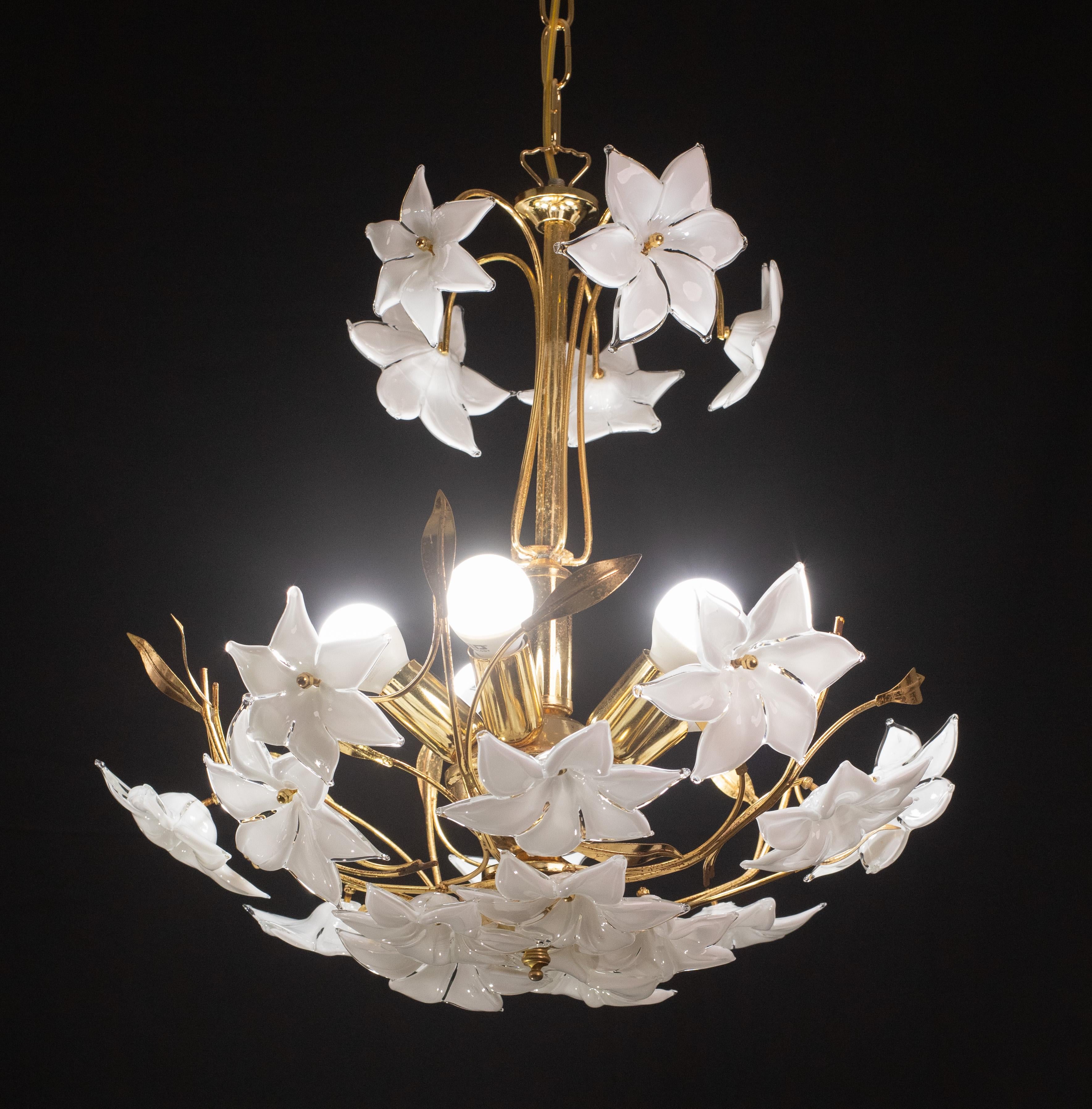 Vintage Murano glass chandelier of white flowers in murano glass.
The chandelier has 5 light points with E14 socket, possible to rewire for Usa standards.
The frame is made of gold bath, some signs of time, two leaves of the ones that make up the