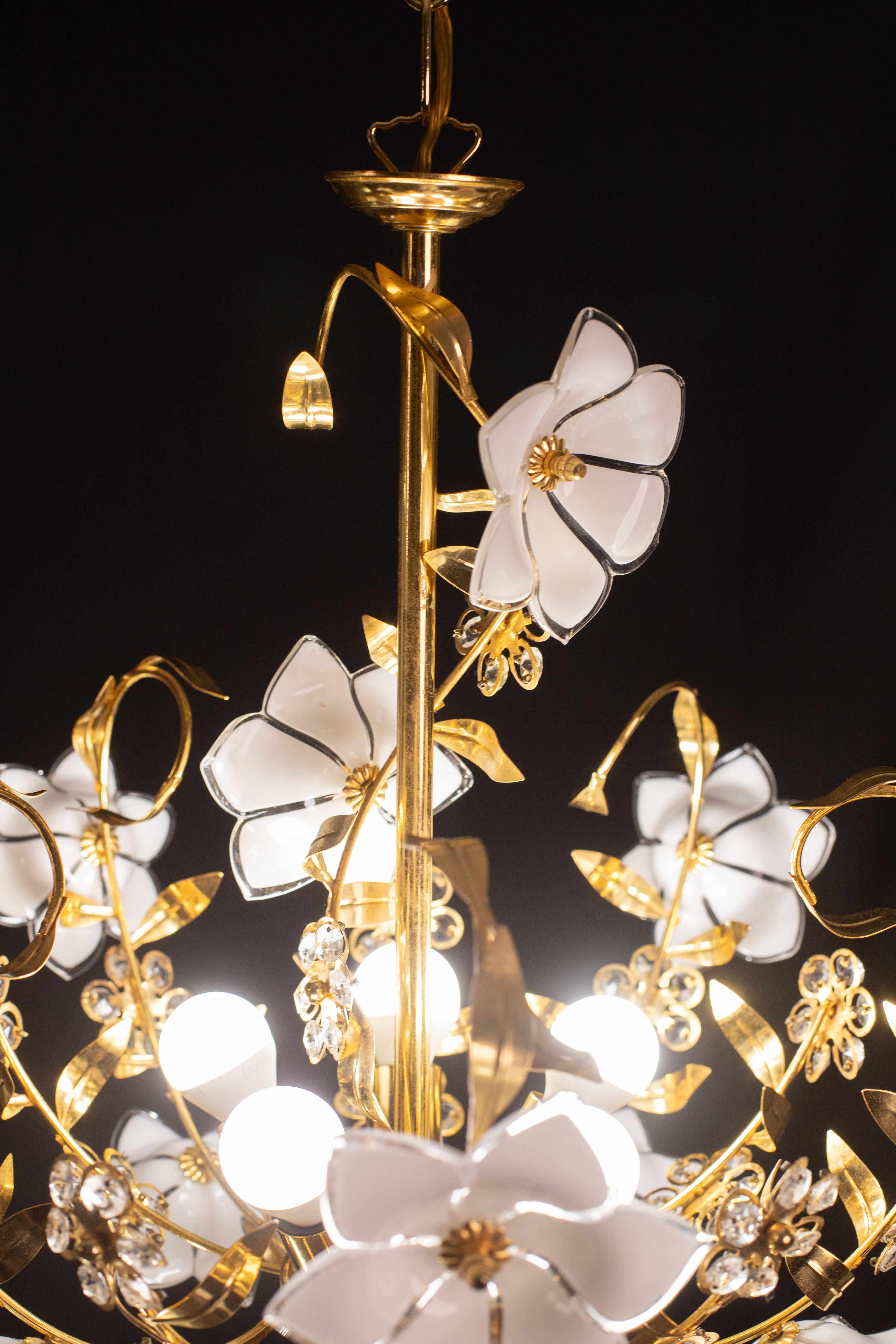 Murano Chandelier White Flowers, 1970 In Good Condition For Sale In Roma, IT