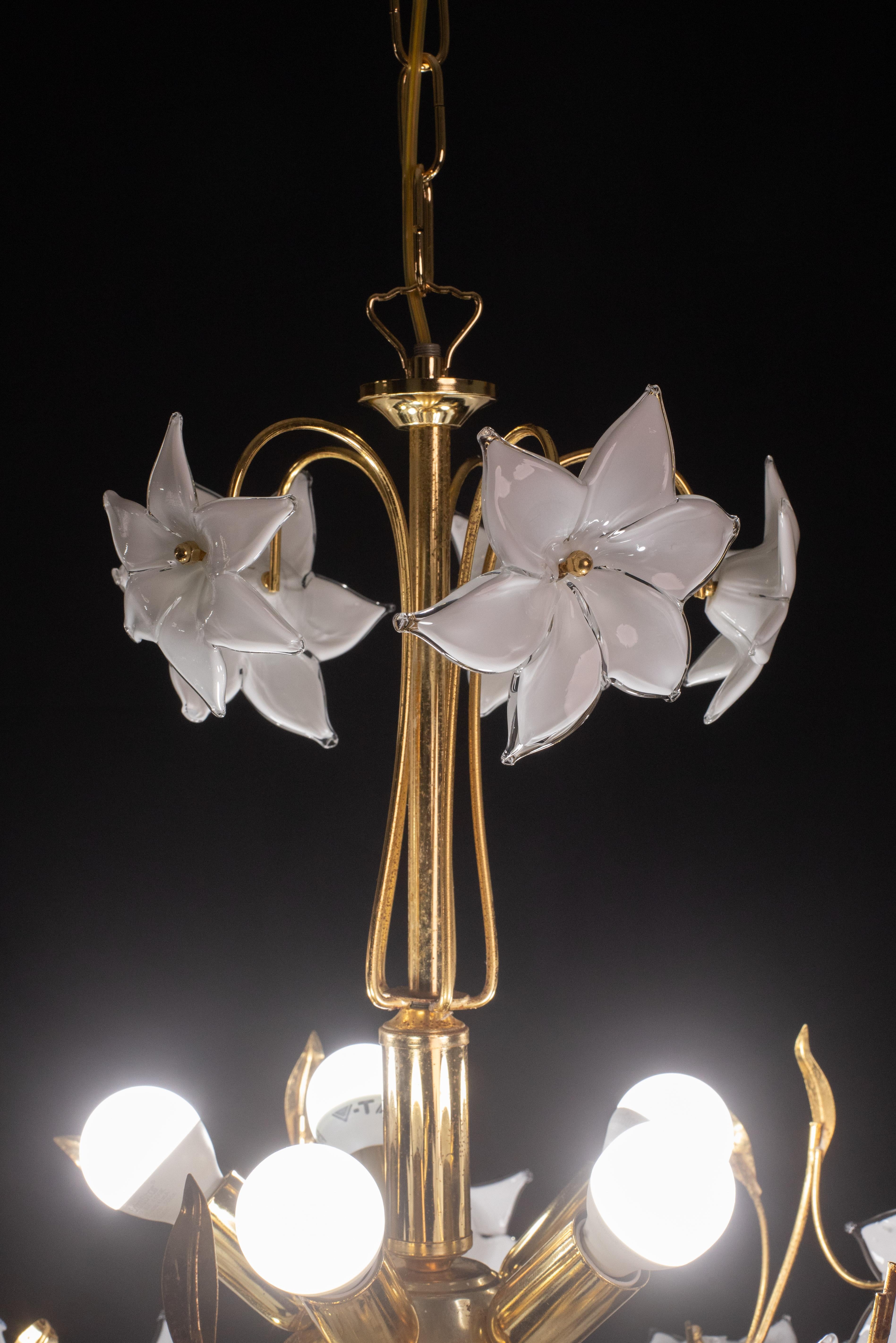 Murano Chandelier White Flowers, 1970 In Good Condition In Roma, IT