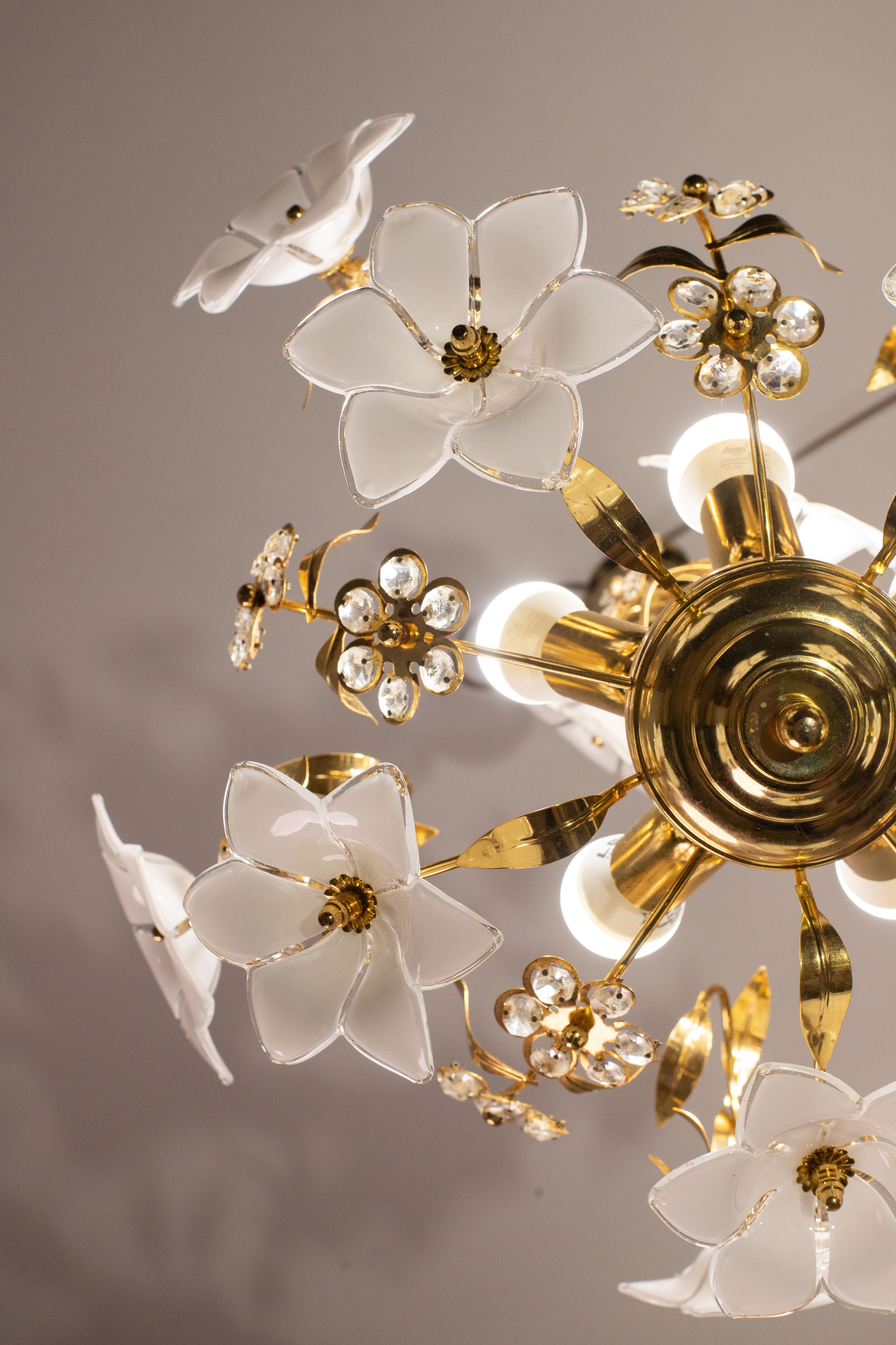 Murano Chandelier White Flowers, 1970 For Sale 4