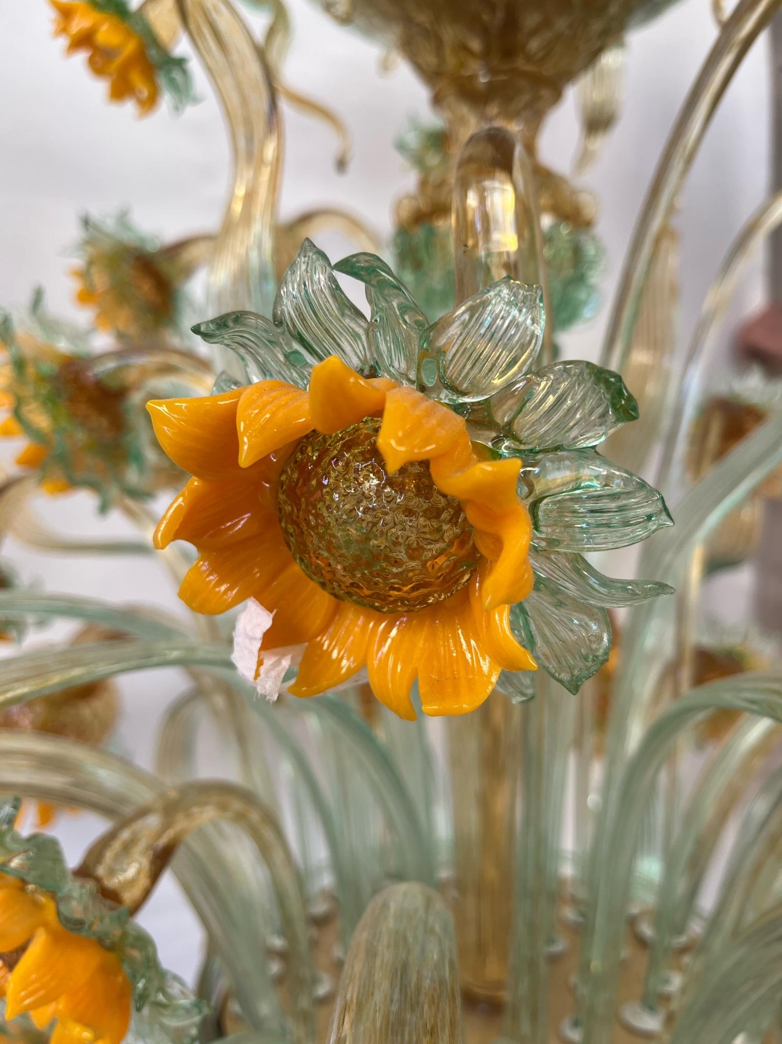 Chandelier with 8 lights Murano Sunflowers plus 4 lights at the top, rich in leaves and flowers, and it has almost 100 pieces.
Every detail of flowers and leaves is meticulous and unique. The predominant colors are the yellow of the sunflowers and