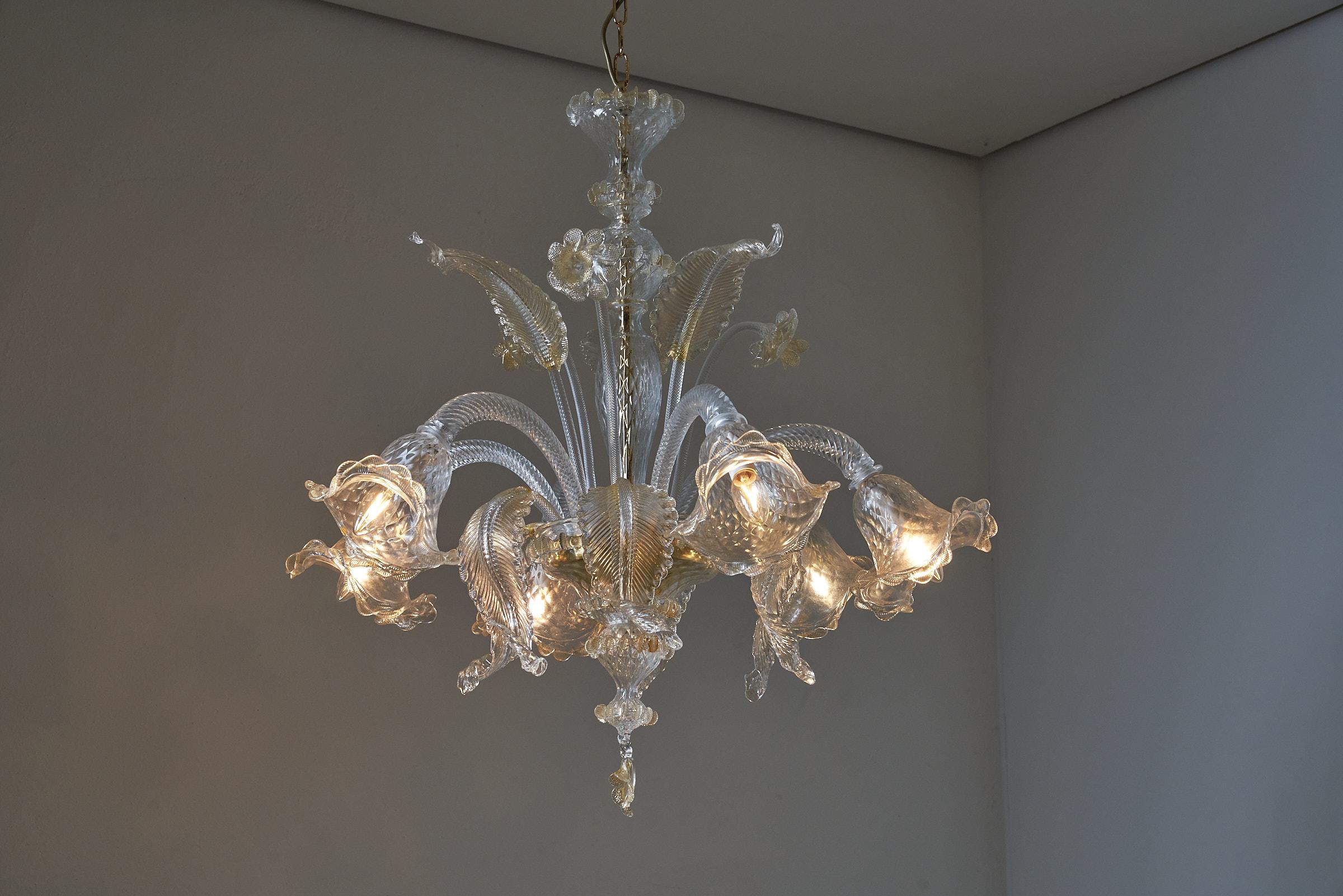 Lampadario di Murano con fiori a 6 bracci in vendita 5
