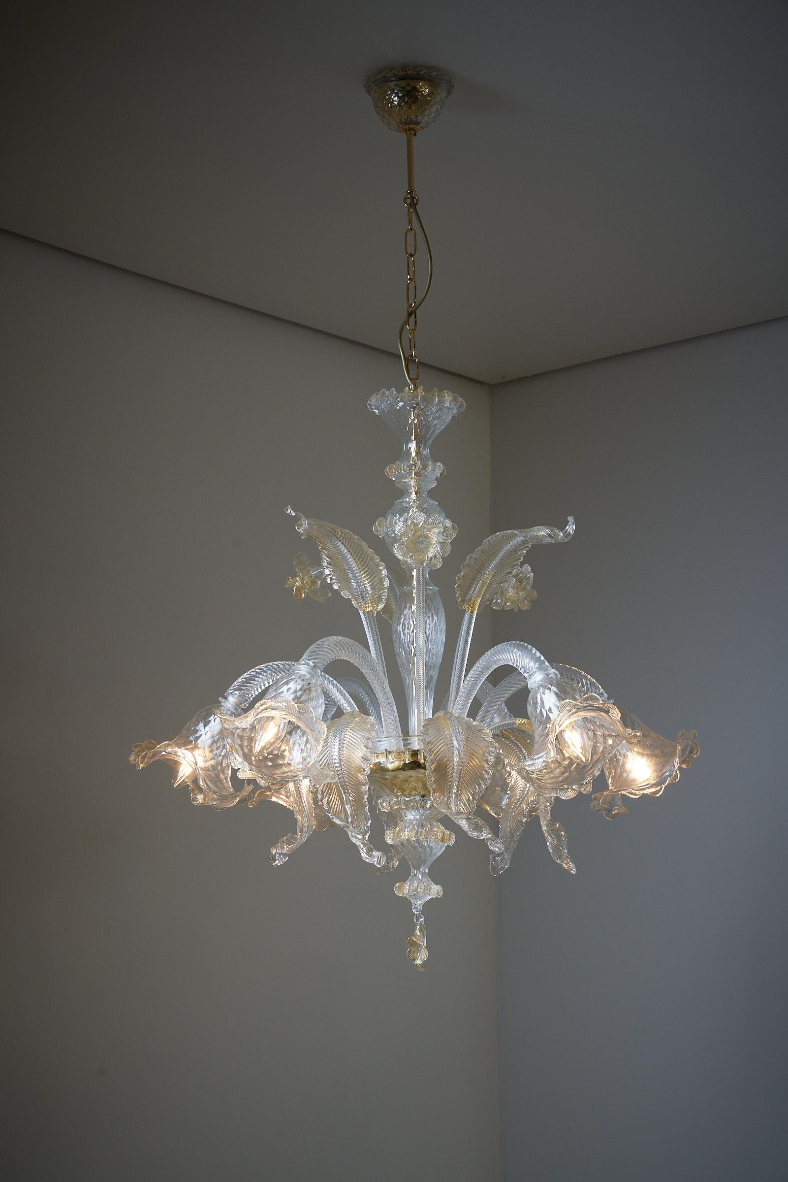 Italiano Lampadario di Murano con fiori a 6 bracci in vendita
