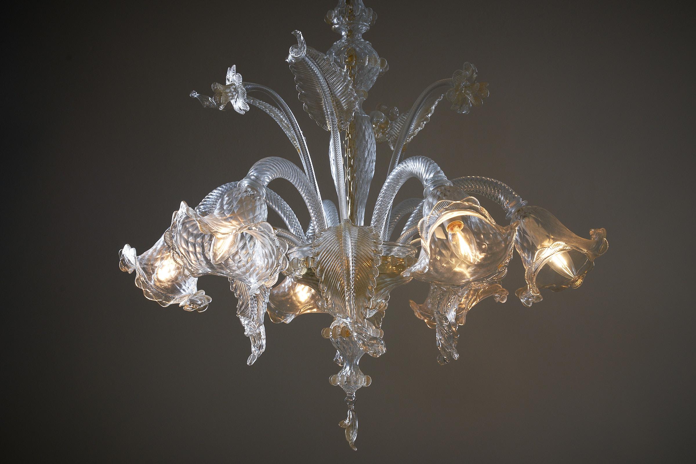 Fatto a mano Lampadario di Murano con fiori a 6 bracci in vendita