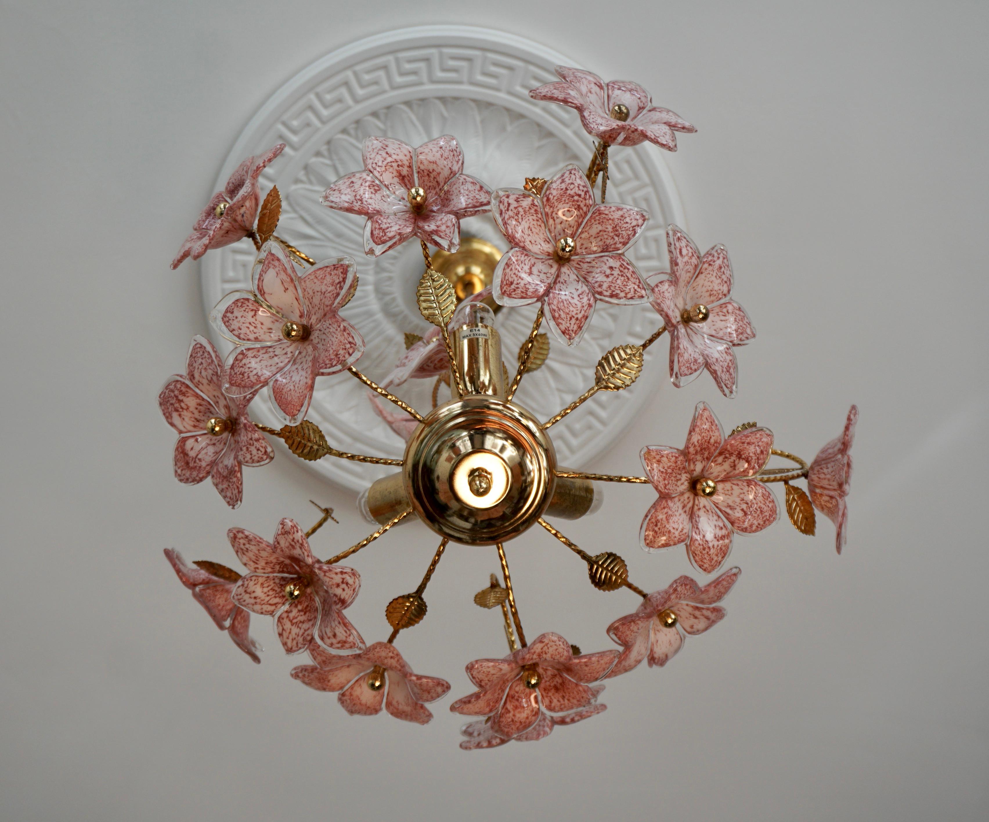Murano Chandelier with Pink White Flowers In Good Condition For Sale In Antwerp, BE