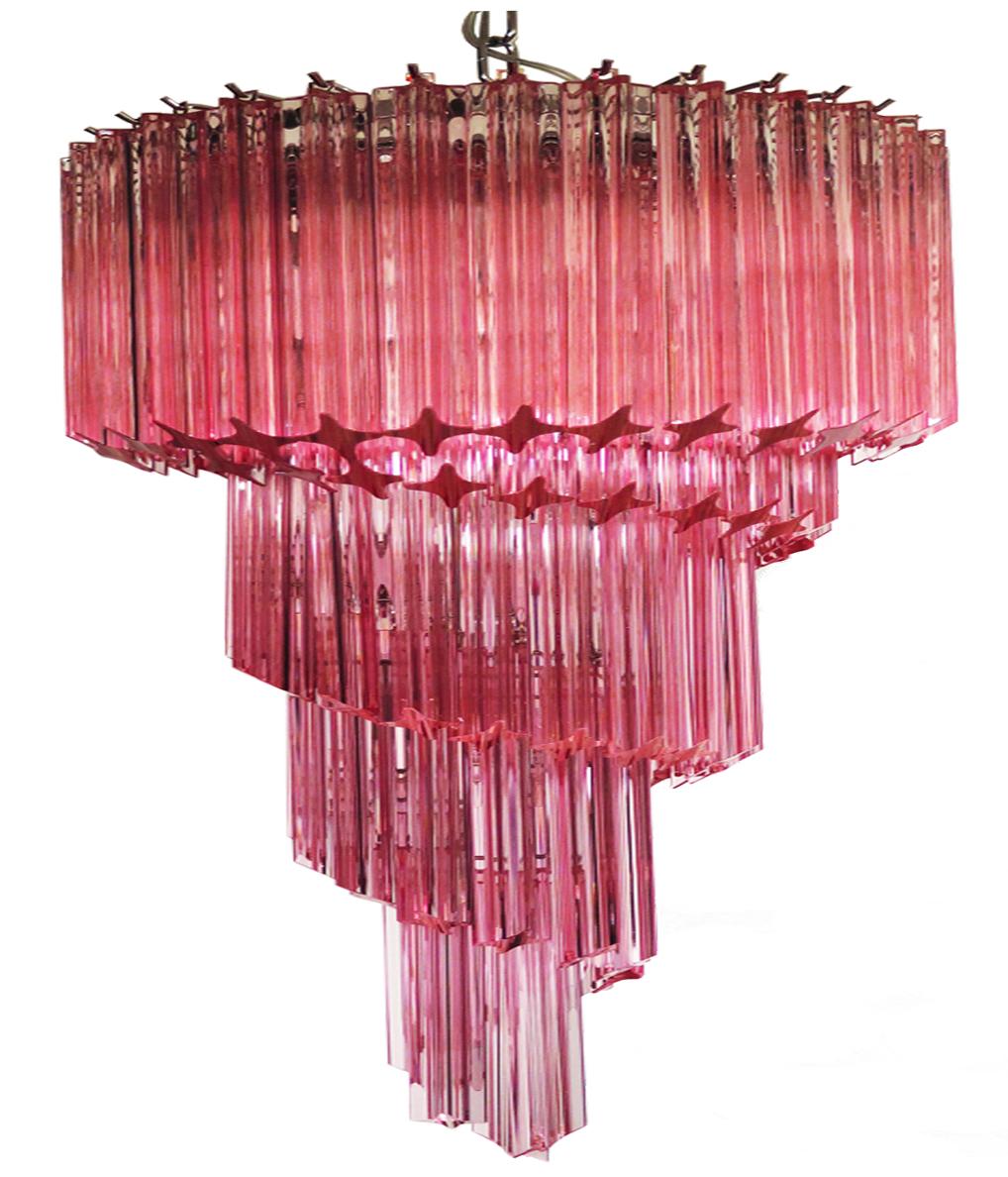 Grande lampadario in cristallo di Murano a prisma rosa con struttura in metallo nichelato. La forma di questo lampadario è a spirale.

Dimensioni: 63 pollici di altezza (160 cm) con catena; 39,40 pollici di altezza (100 cm) senza catena; 15,75