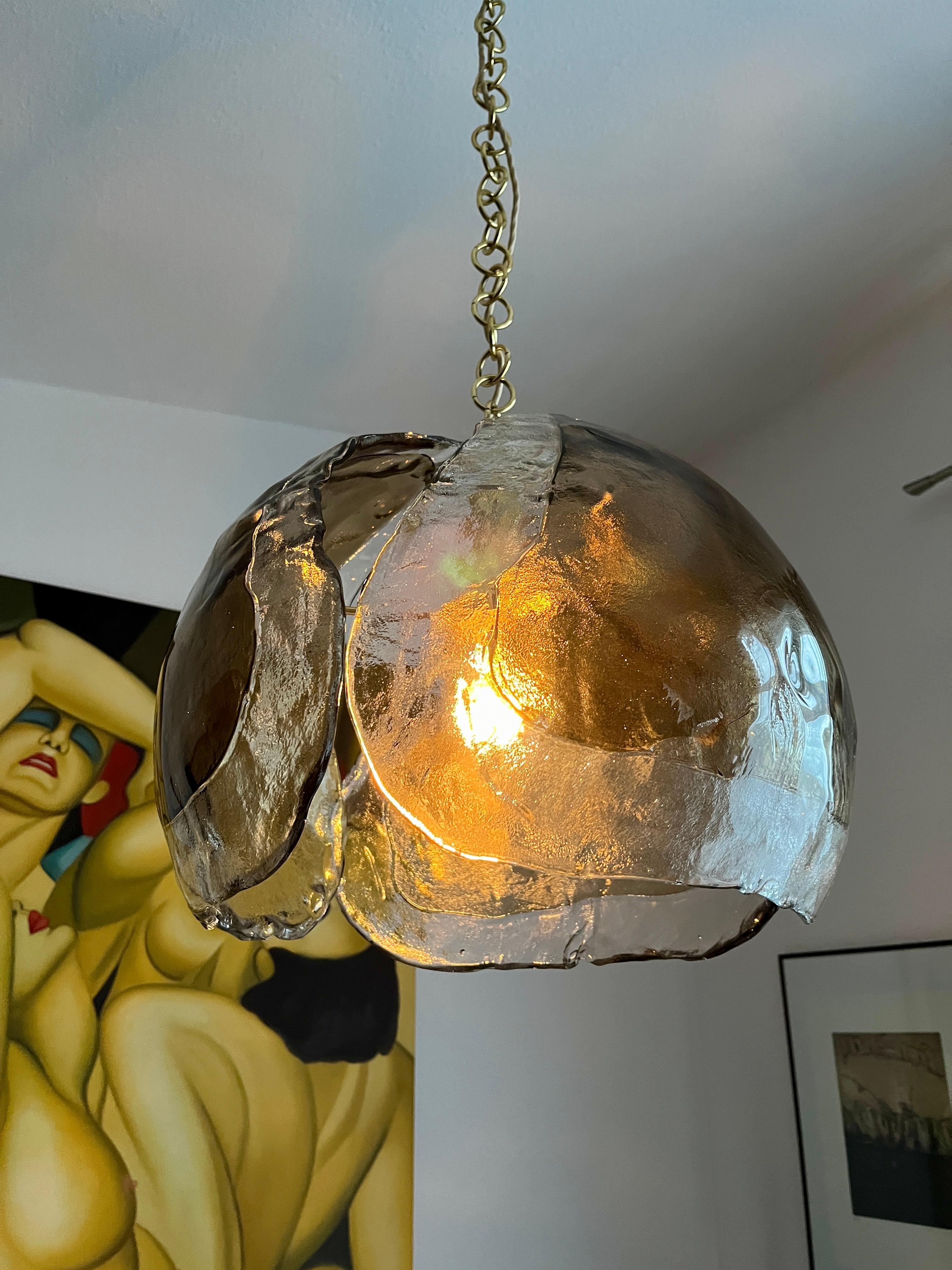 Uno splendido e pesantissimo lampadario di grandi dimensioni in vetro di Murano fumé, prodotto da Kaiser Leuchten, Germania, negli anni '60.
Il lampadario è composto da tre spessi elementi in vetro di Murano fissati a una struttura metallica in