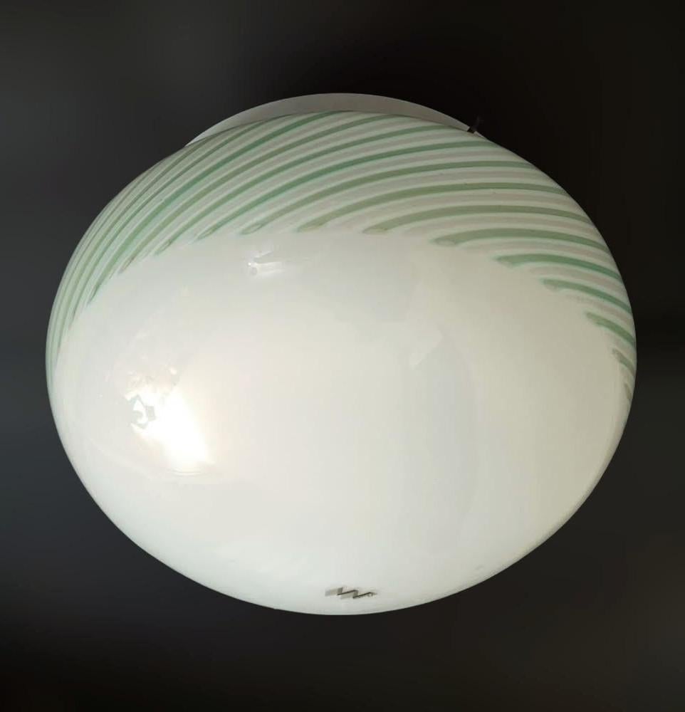 Montatura da incasso italiana d'epoca con paralume in vetro di Murano bianco latte decorato con luci verdi / prodotto in Italia da Luci Muranesi circa 1960
Etichetta originale sul vetro
Misure: diametro 14 pollici, altezza 9 pollici
2 luci / tipo
