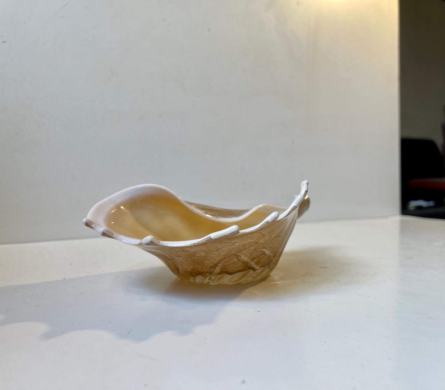 A handblown clam shell bowl in textured glass. Very natural looking piece close mimicking the real deal. It was manufactured in Murano Italy circa 1970-80 in a style reminiscent of Barovier & Toso. Measurements: L: 20 cm, H: 6 cm.