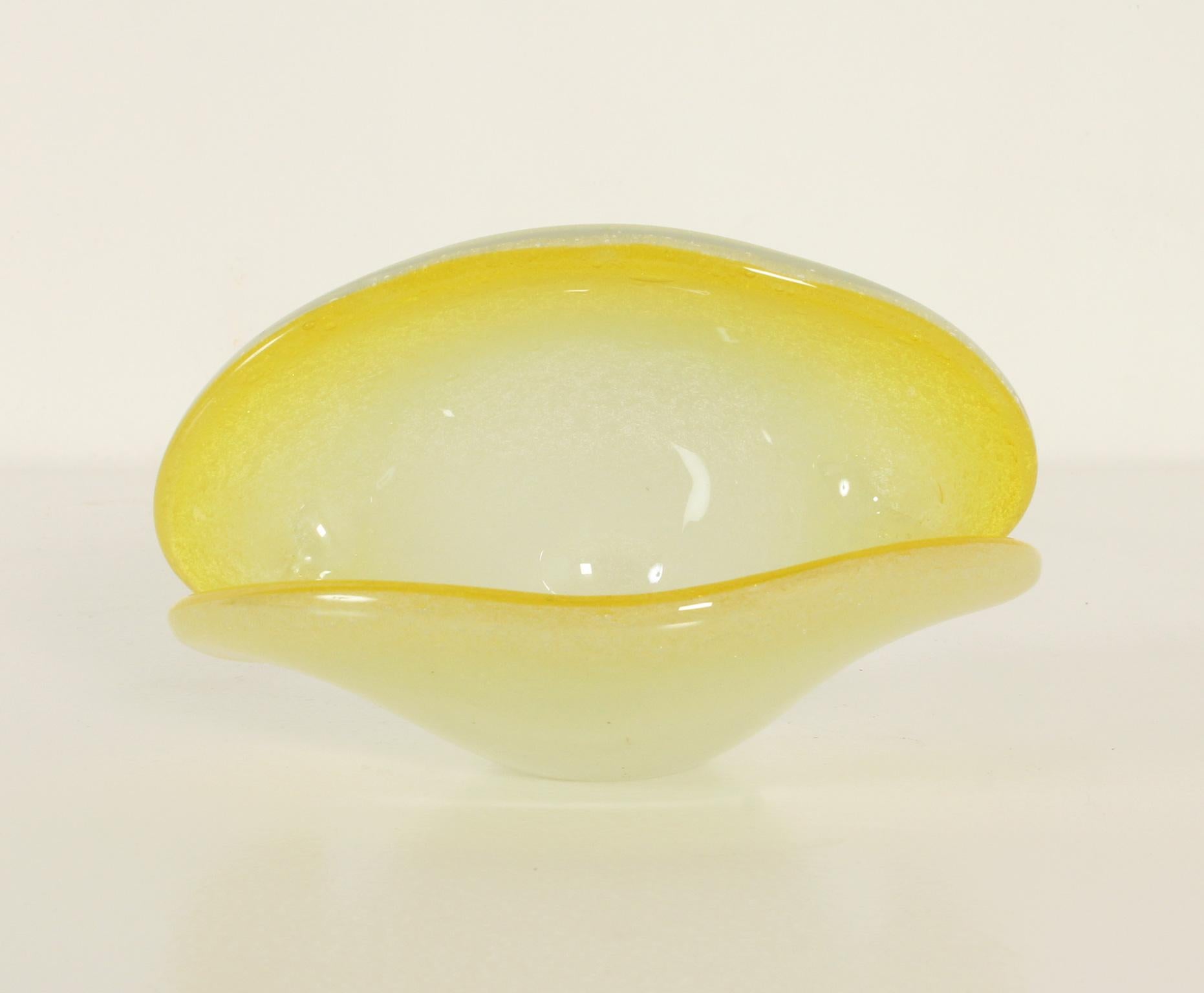 Murano clam shell bowl from 1960's, Italy. Yellow and white pulegoso glass with two surfaces to adopt two different positions. 