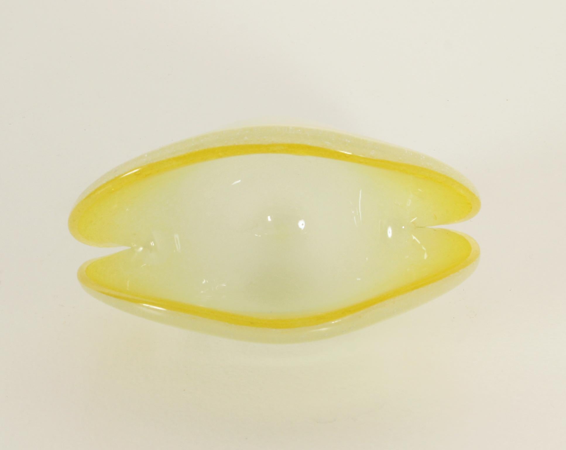 Mid-Century Modern Murano Clam Shell Bowl in Pulegoso Glass, Italy, 1960's For Sale