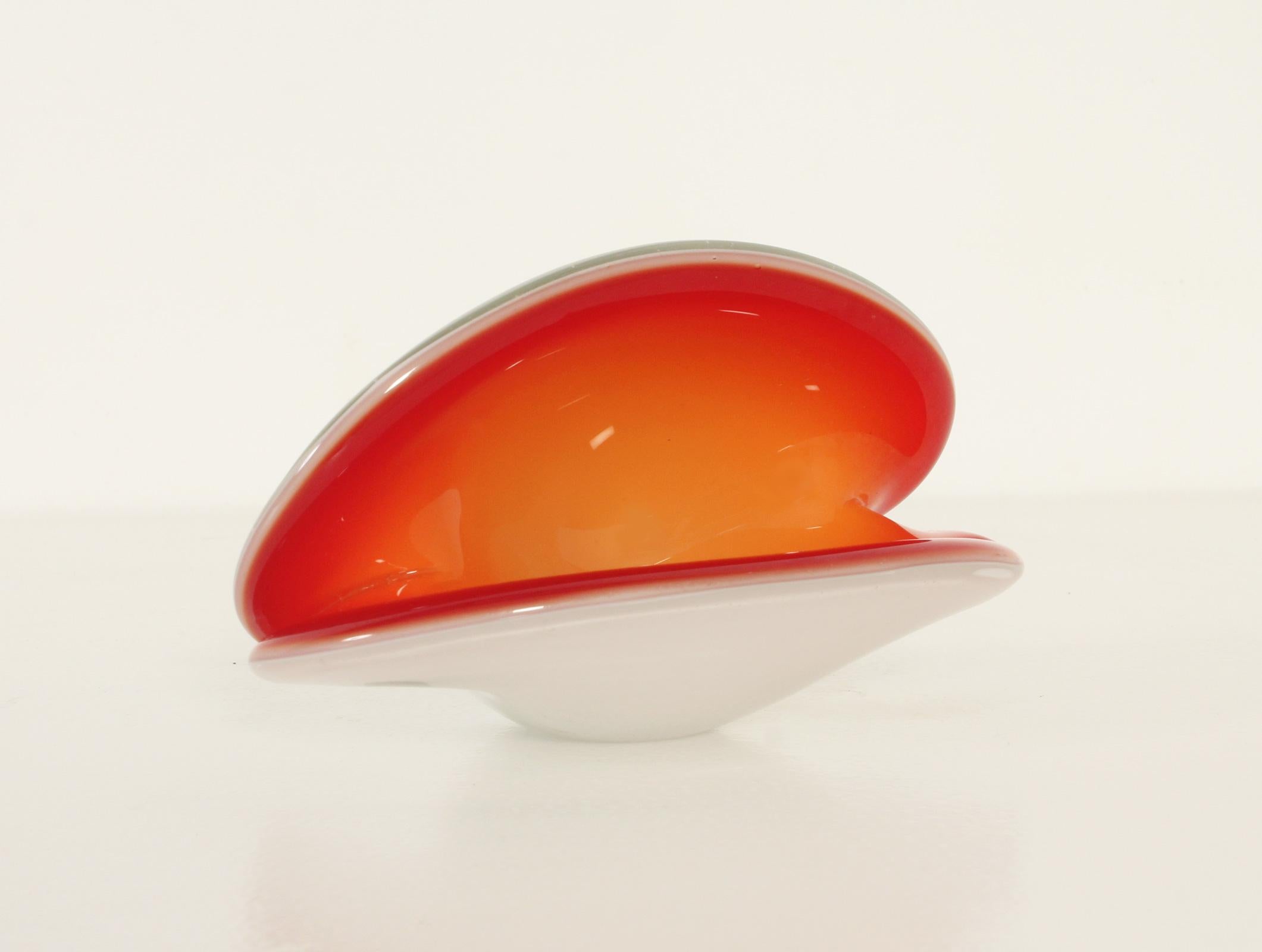 Murano clam shell bowl from 1960's, Italy.Red and white Murano glass with two surfaces to adopt two different positions.