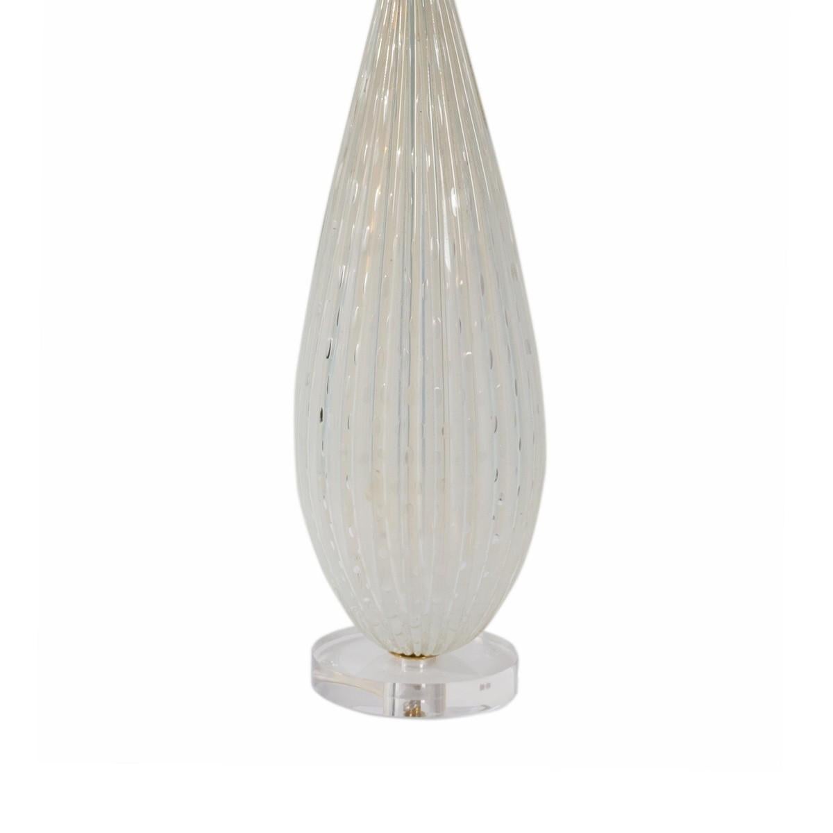 A Murano clear and white swirl glass table lamp on an acrylic base, Italy, circa 1970. Includes shade.

Wired for USA, takes one standard bulb, 75 watts max.
  