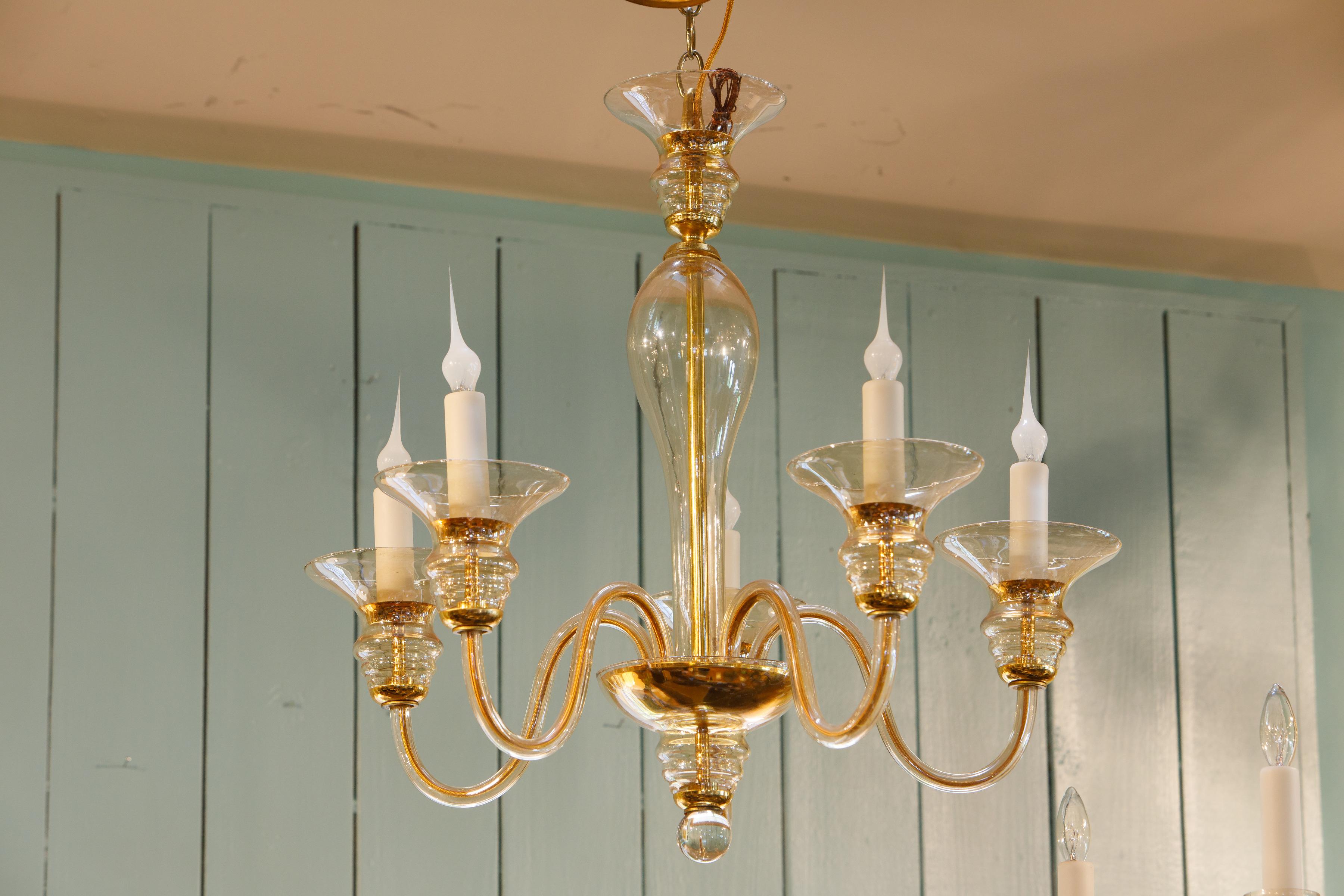 Vintage-Kronleuchter aus mundgeblasenem italienischem Muranoglas in Bernstein und Champagner mit fünf Armen. Diese einzigartige mundgeblasene Glasleuchte im Vintage-Stil passt gut zu vielen Einrichtungsstilen. Neu verkabelt für den Einsatz innerhalb