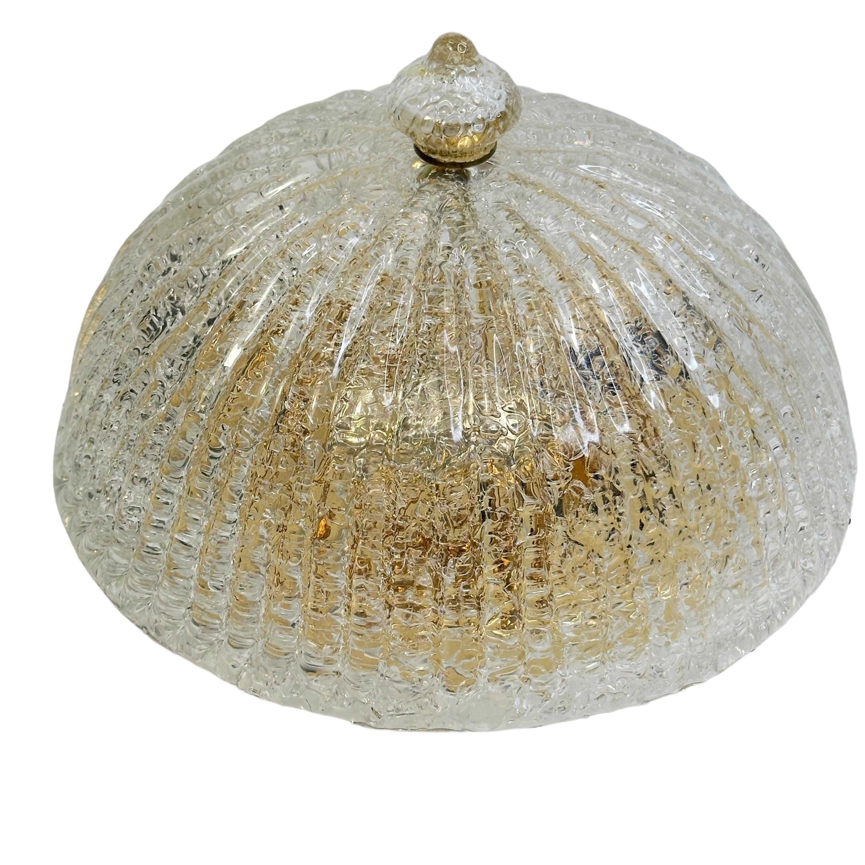 Dieser exquisite Kronleuchter wurde in Murano, Italien, um 1980 hergestellt. Der Schirm aus mundgeblasenem Murano-Glas mit Metallbeschlägen ist subtil konkav und kanalisiert. Eine schöne handgefertigte Glaszwiebelkuppel auf der Oberseite als Teil