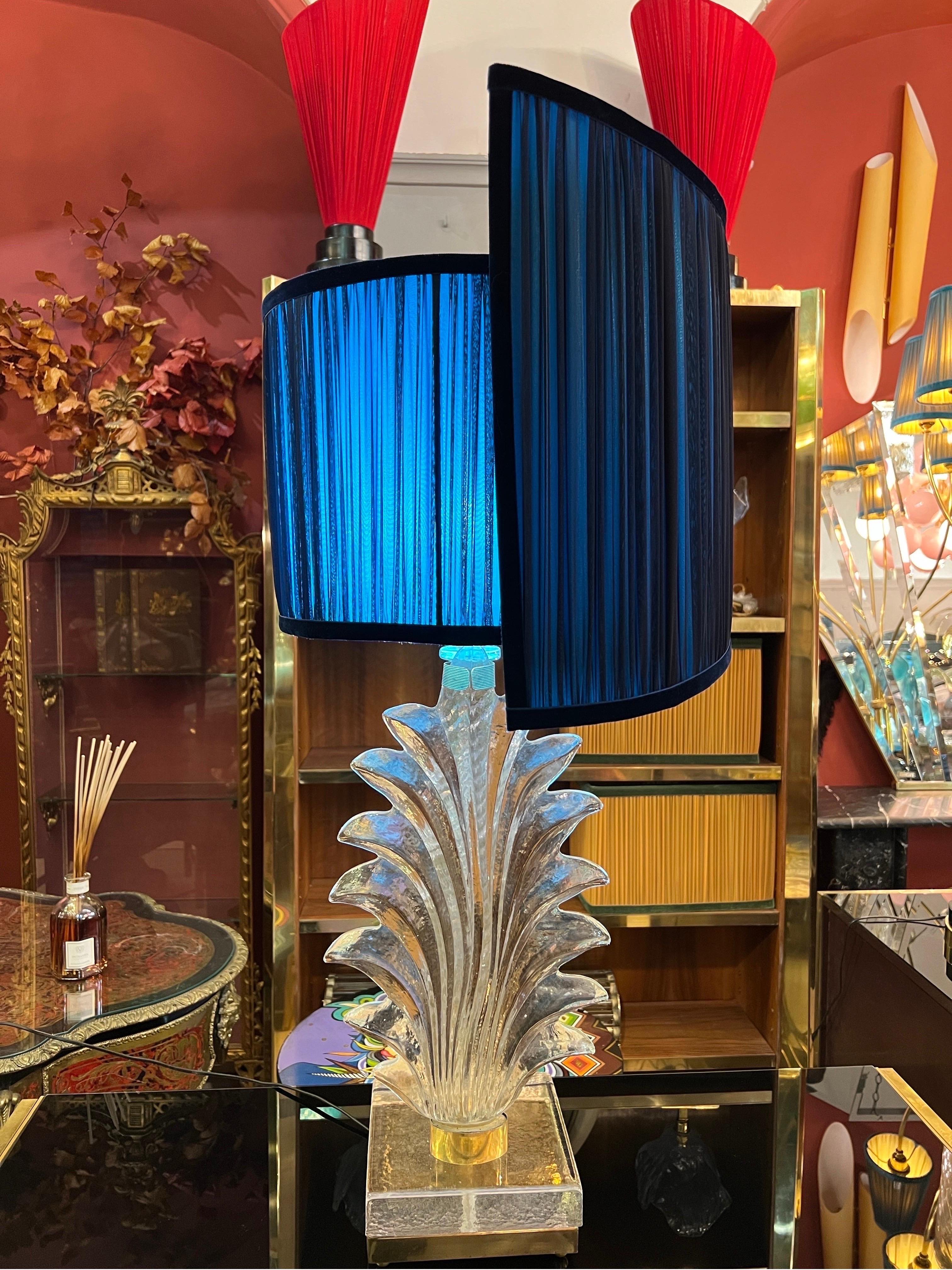 Lampe de table à feuille en verre clair soufflé à la main de Murano avec base carrée épaisse et lourde en verre clair. La lampe est présentée avec un abat-jour en spirale fait à la main par nos soins, en mousseline de soie bicolore (turquoise à