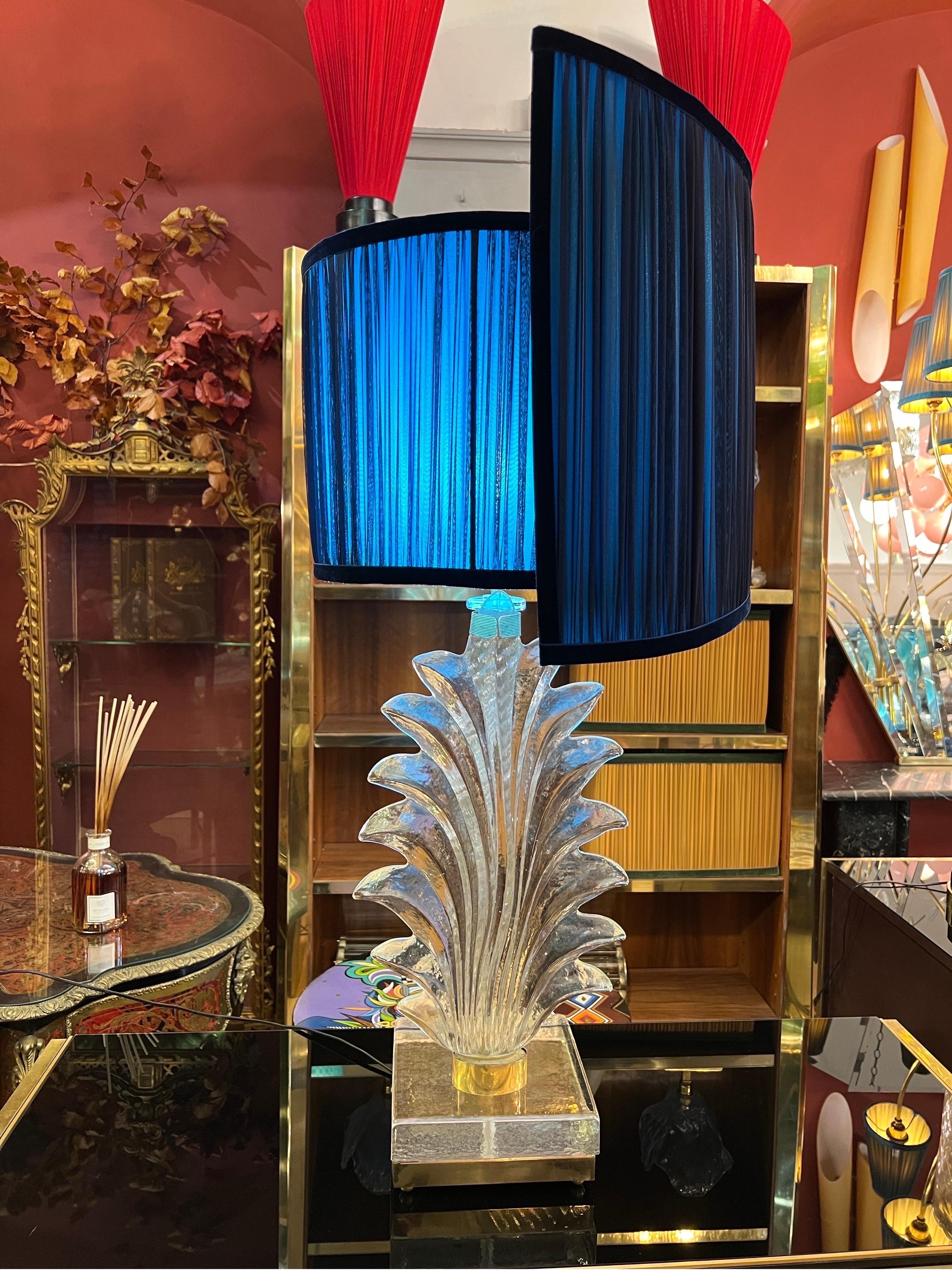 italien Lampe de bureau en feuille de verre transparent de Murano avec notre abat-jour en spirale double couleur, années 1940 en vente