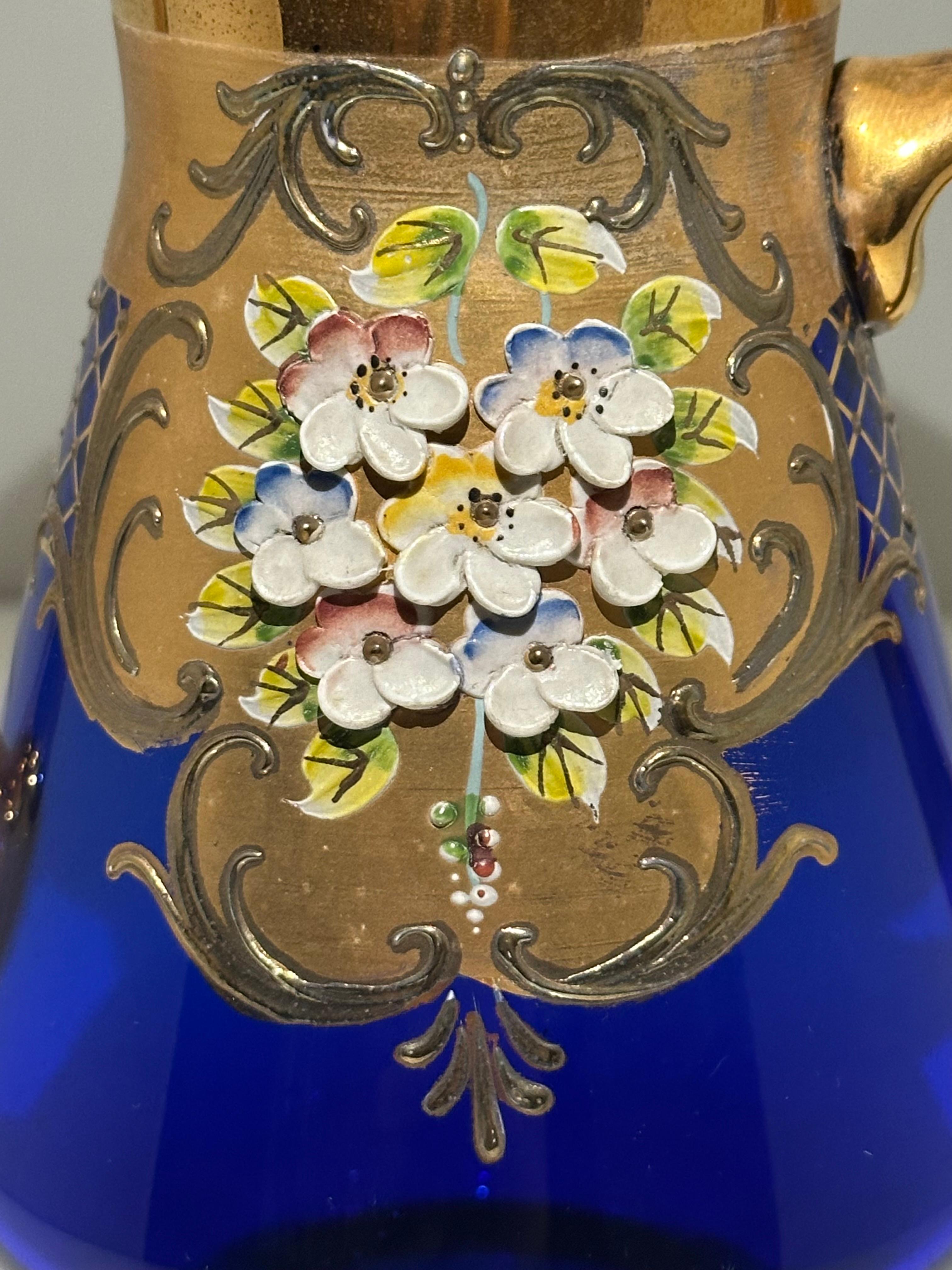 Elegant service à thé Demitasse de Murano (9 pièces) fleurs émaillées peintes à la main et finies à l'or 24 carats.
Ajoutez une touche d'élégance intemporelle avec cet exquis ensemble vintage en verre de Murano soufflé à la main, véritable