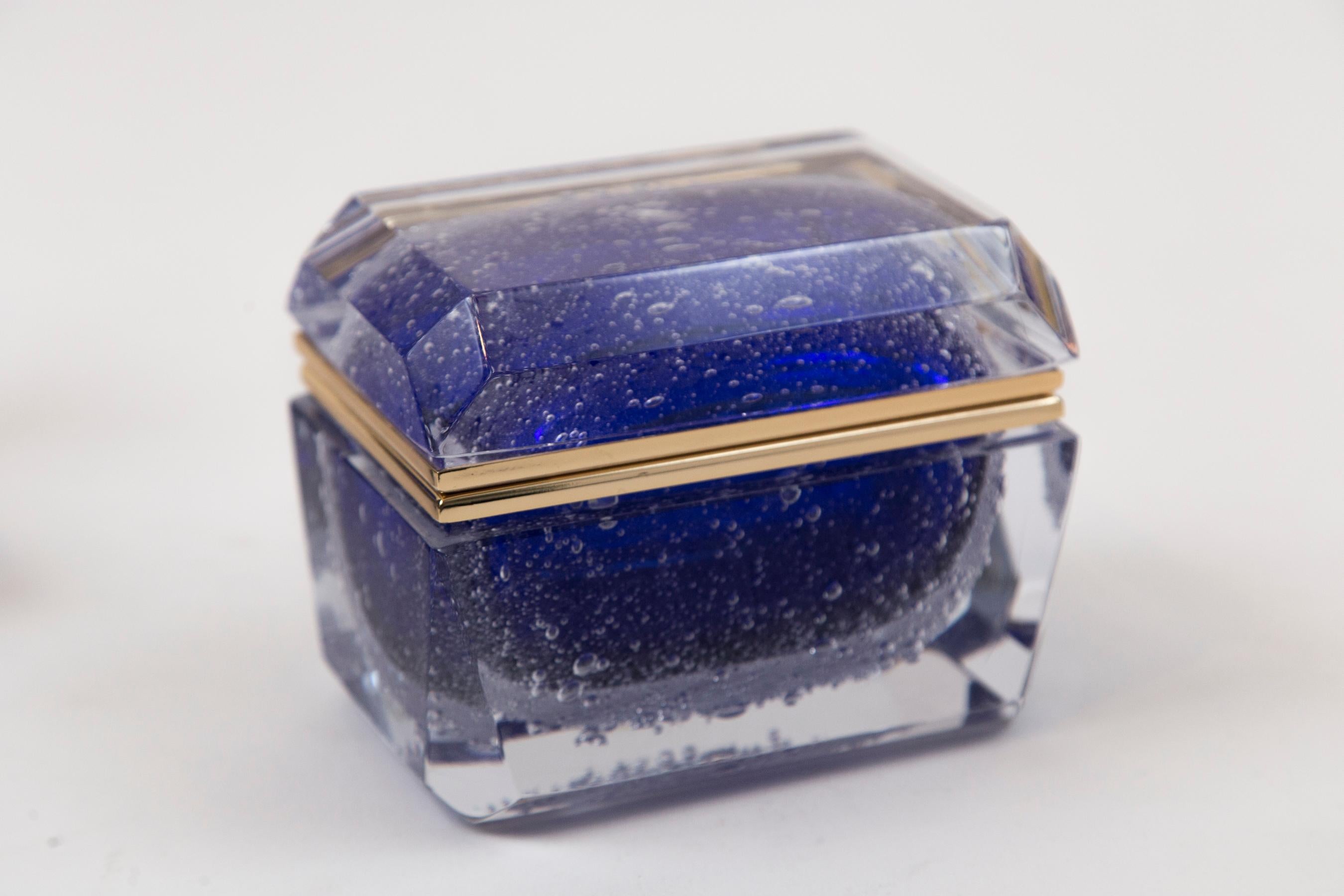 One of a kind Murano handcrafted medium rectangular shaped clear blown glass box with pulegoso floating colbalt blue orb center , customized sizing for each box with 14 k gold on brass fittings.
Boxes are signed by the artist.
Origin: Murano,