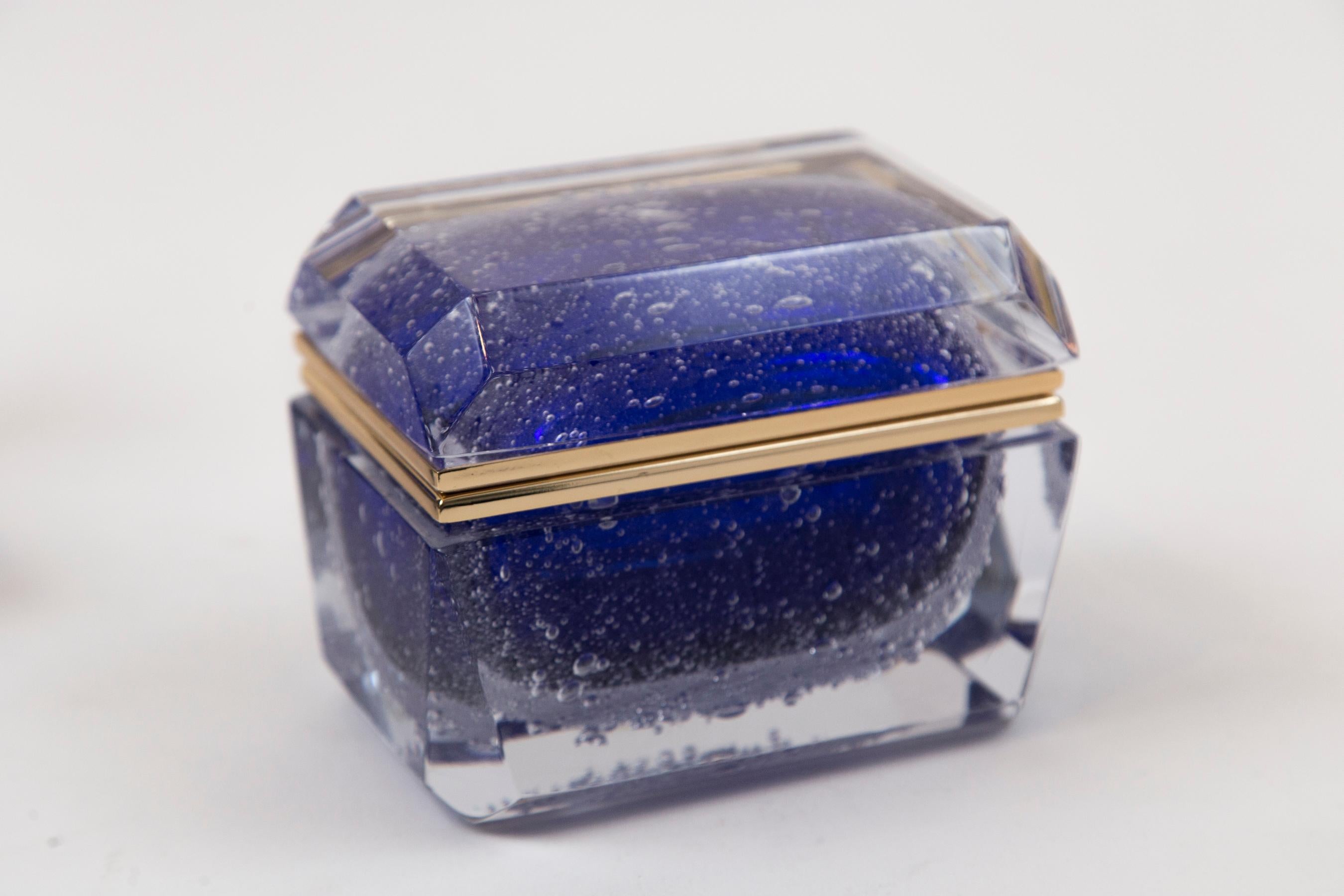 One of a kind Murano handcrafted medium rectangular shaped clear blown glass box with pulegoso floating colbalt blue orb center , customized sizing for each box with 14 k gold on brass fittings.
Boxes are signed by the artist.
Origin: Murano,